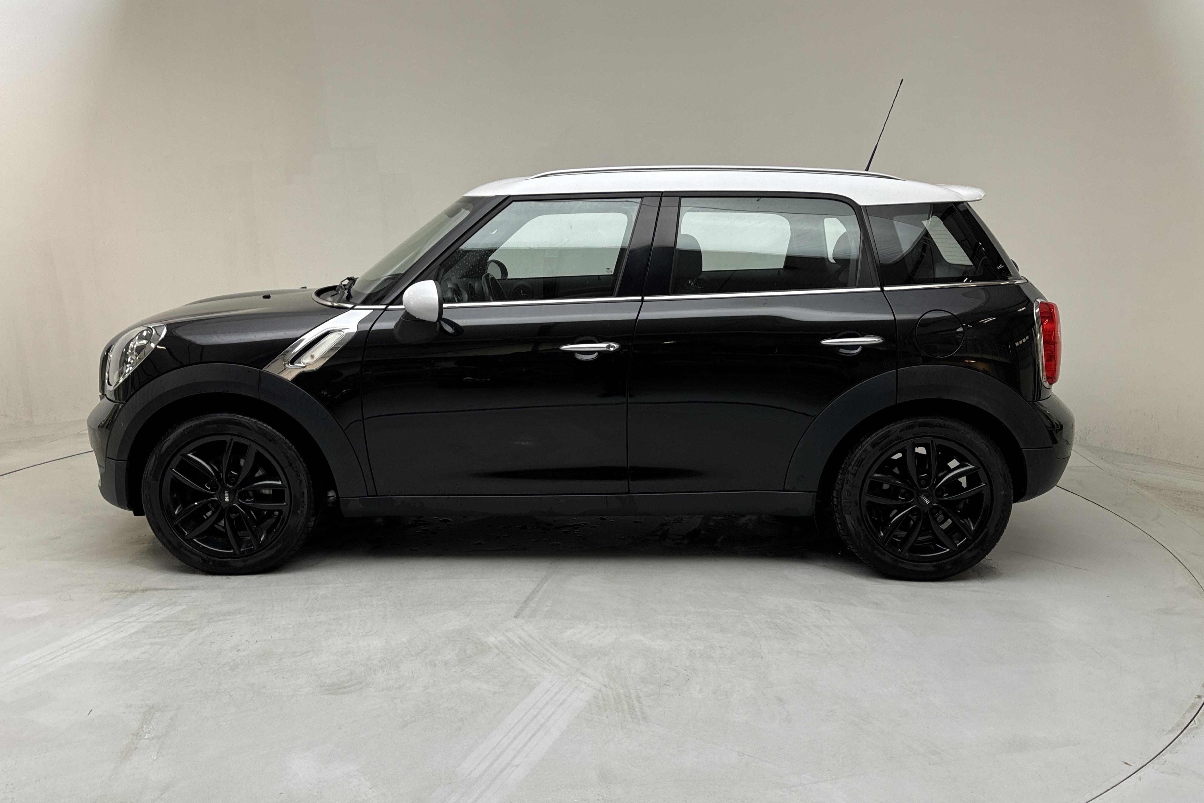 MINI Cooper D Countryman (112hk) - 104 020 km - Manuaalinen - musta - 2012