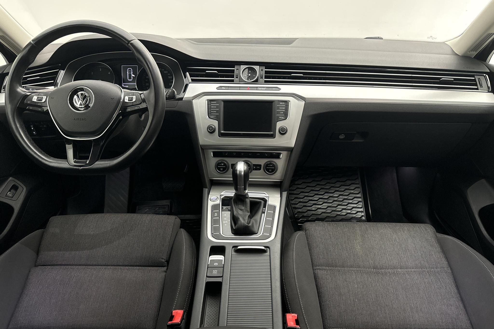 VW Passat 2.0 TDI Sportscombi (150hk) - 160 130 km - Automaattinen - musta - 2015