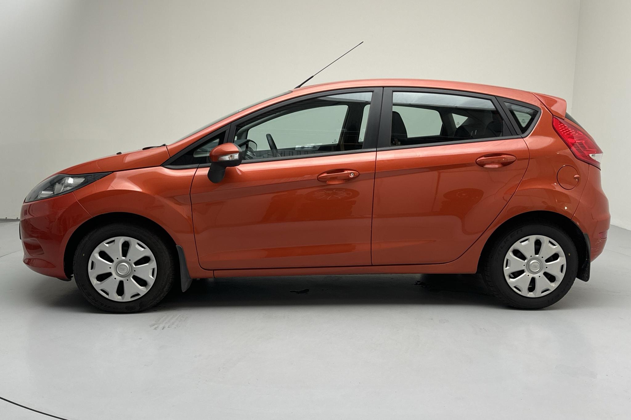 Ford Fiesta 1.4 TDCi 5dr (70hk) - 107 150 km - Manualna - Pomarańczowy - 2012