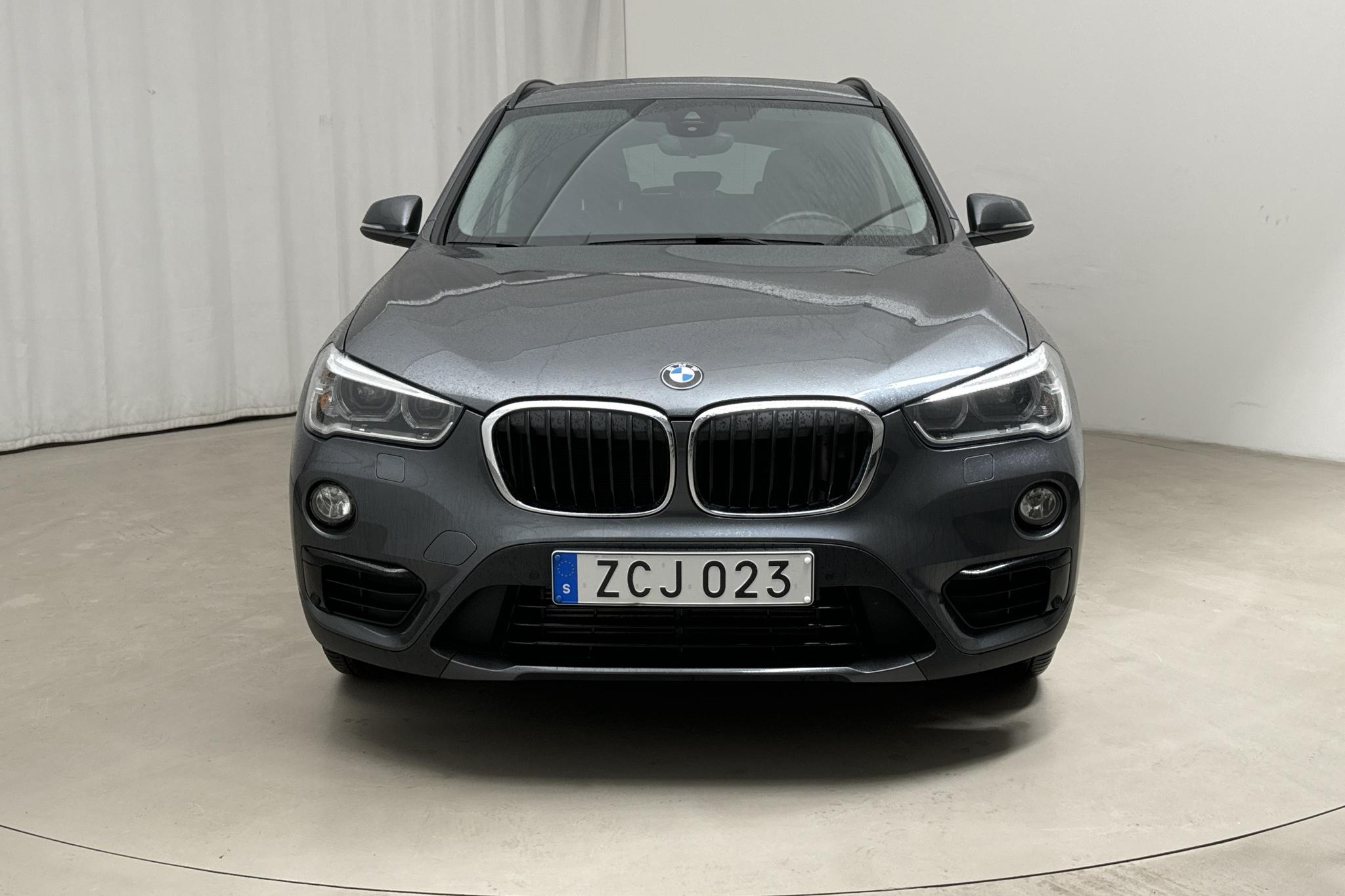 BMW X1 xDrive20i, F48 (192hk) - 107 800 km - Automatyczna - szary - 2018