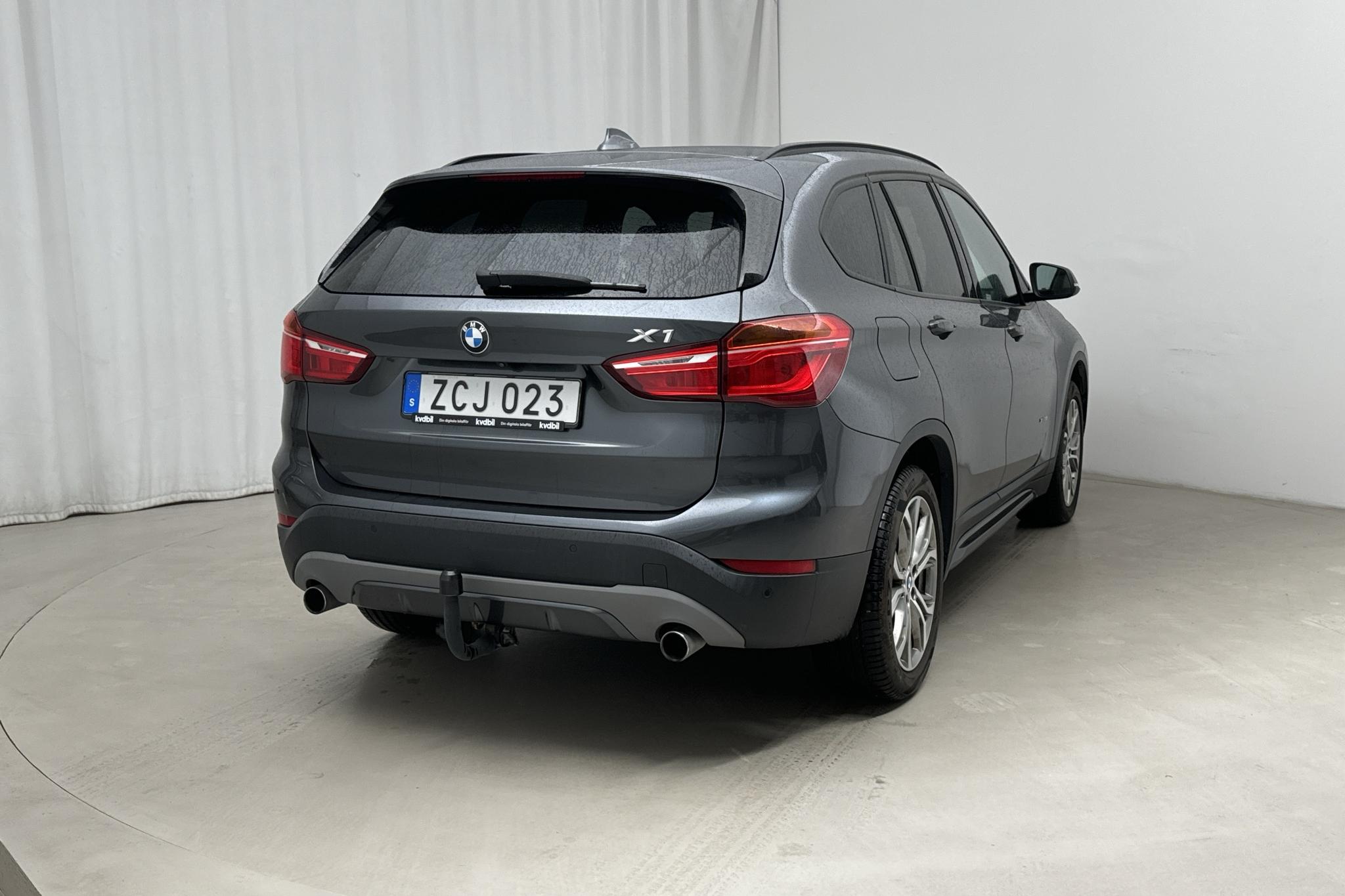 BMW X1 xDrive20i, F48 (192hk) - 107 800 km - Automatyczna - szary - 2018