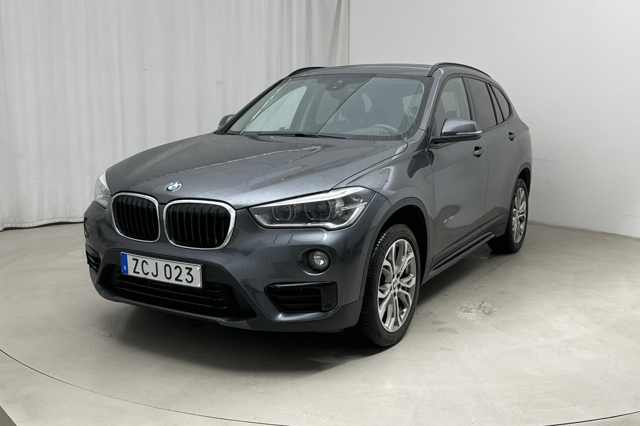 BMW X1 xDrive20i, F48 (192hk) - 107 800 km - Automatyczna - szary - 2018