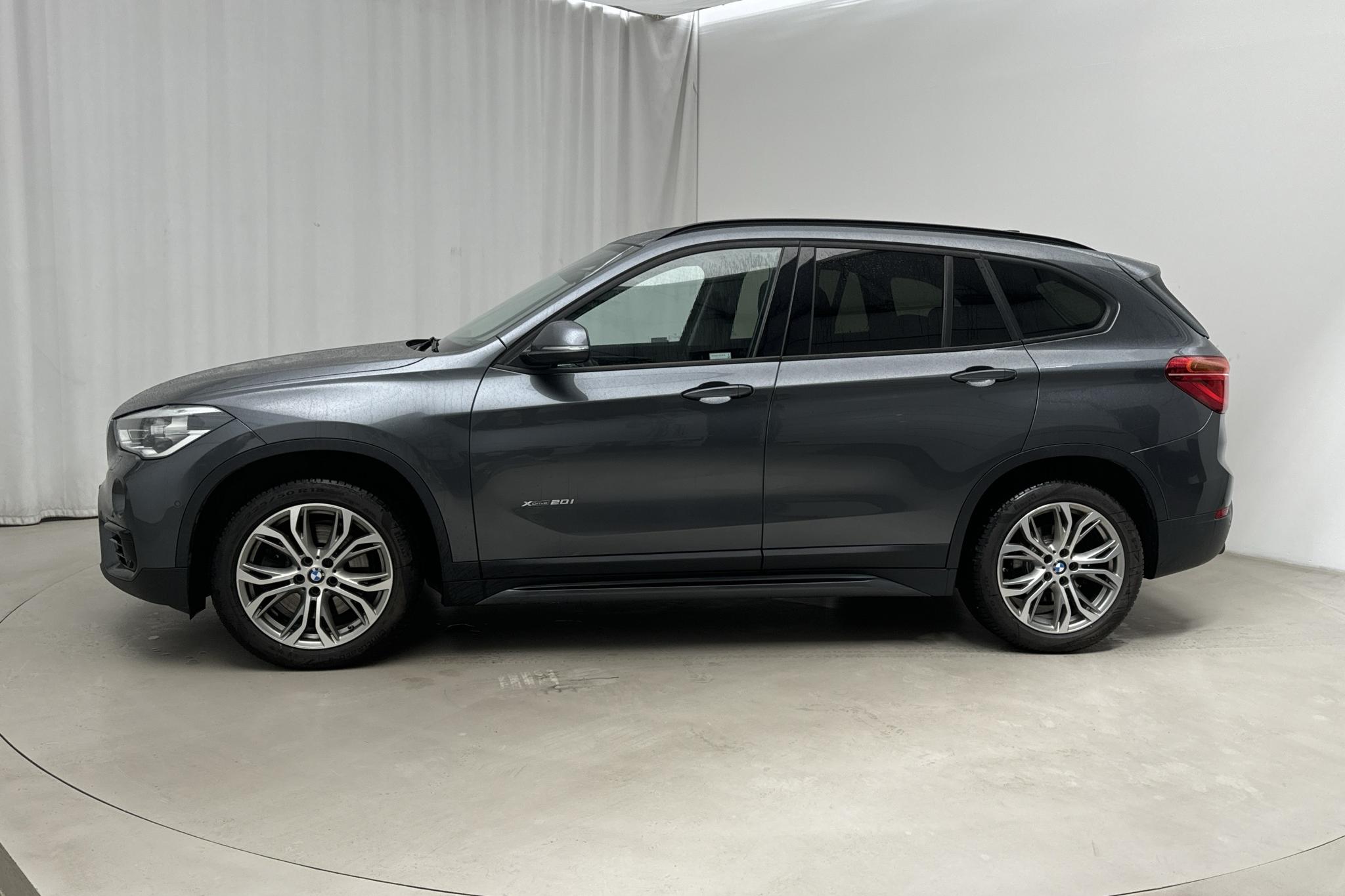 BMW X1 xDrive20i, F48 (192hk) - 107 800 km - Automatyczna - szary - 2018