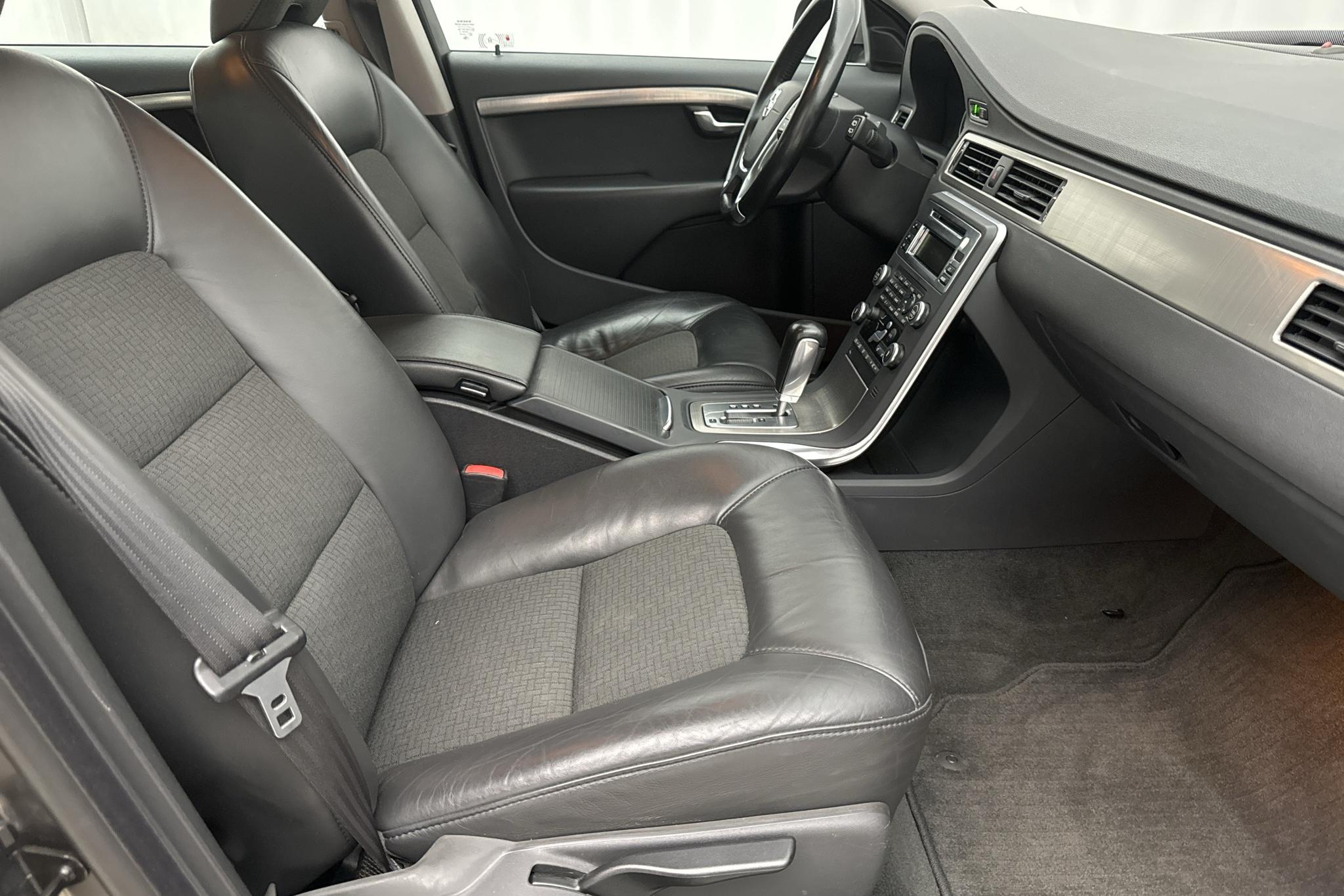 Volvo V70 II D3 (163hk) - 195 180 km - Automatic - gray - 2011