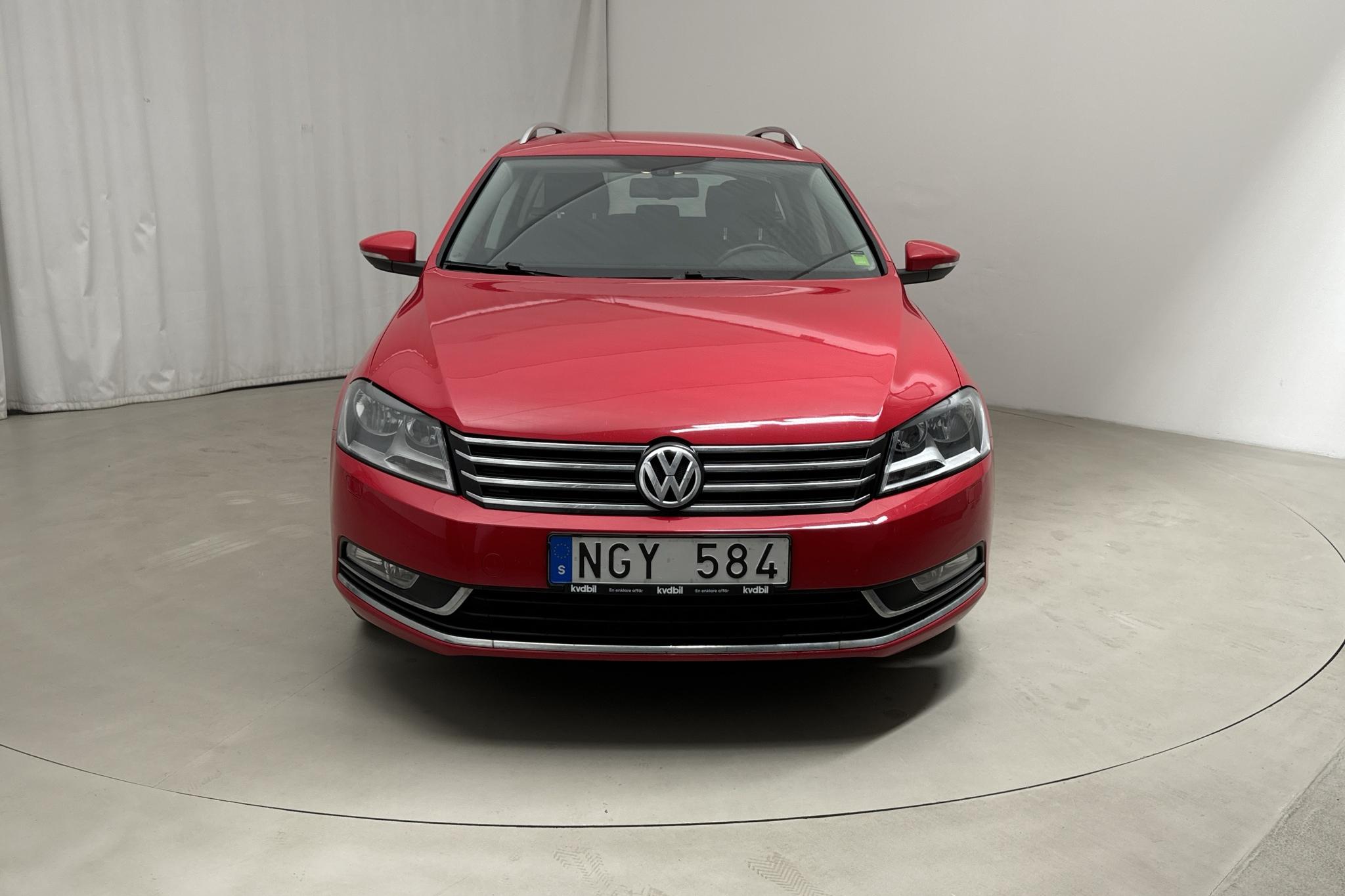 VW Passat 2.0 TDI BlueMotion Technology Variant 4Motion (140hk) - 135 900 km - Manualna - czerwony - 2013