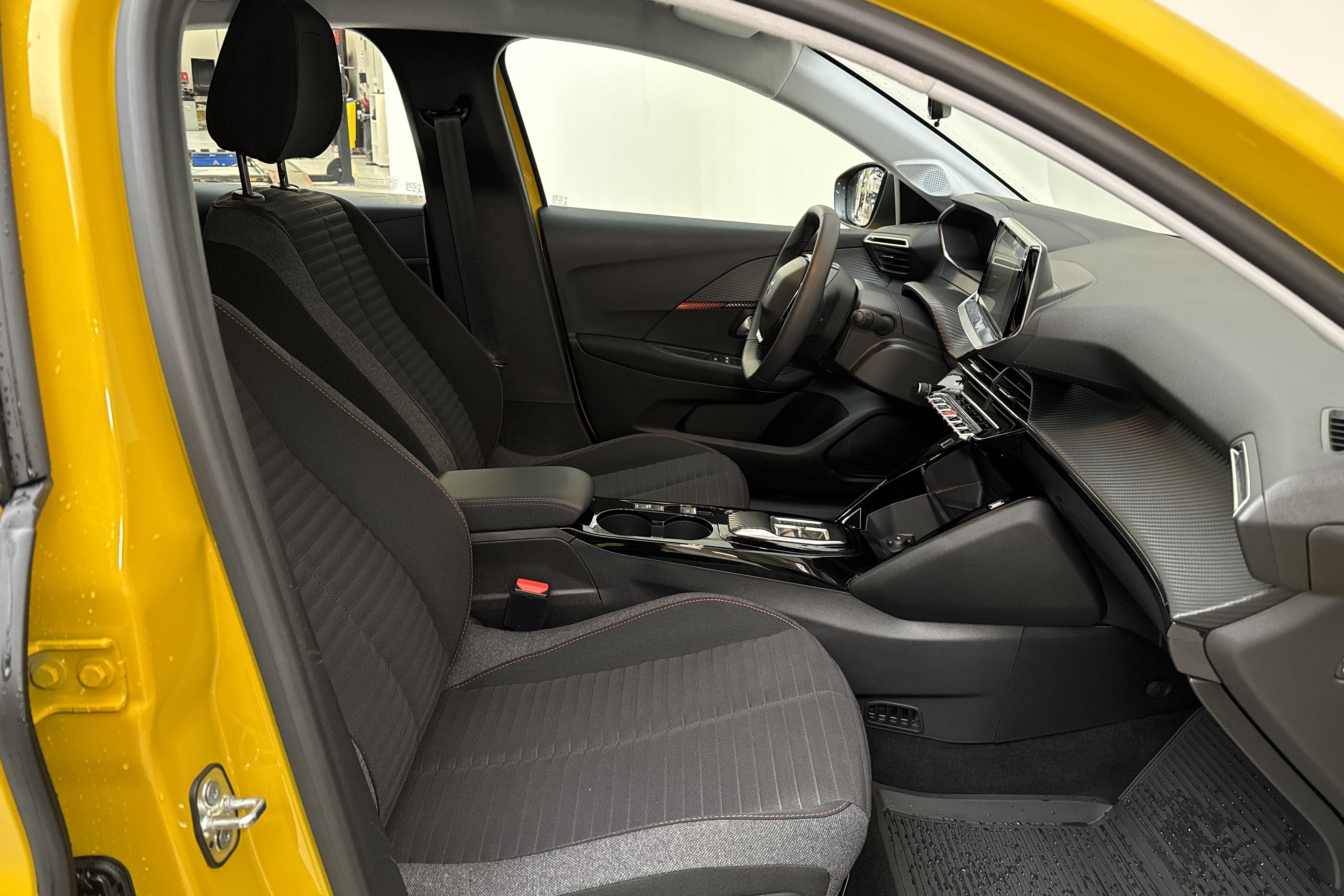 Peugeot e-208 50 kWh 5dr (136hk) - 30 580 km - Automatic - yellow - 2022