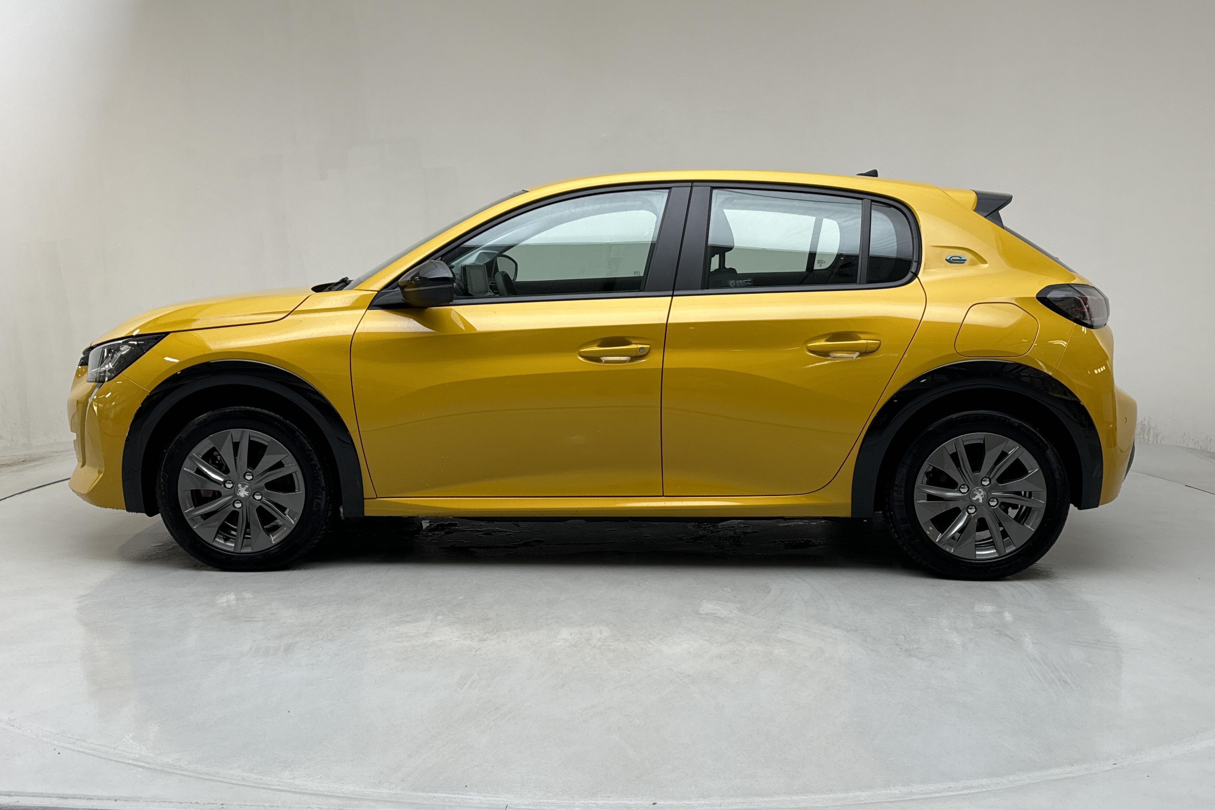 Peugeot e-208 50 kWh 5dr (136hk) - 27 080 km - Automatyczna - żółty - 2022