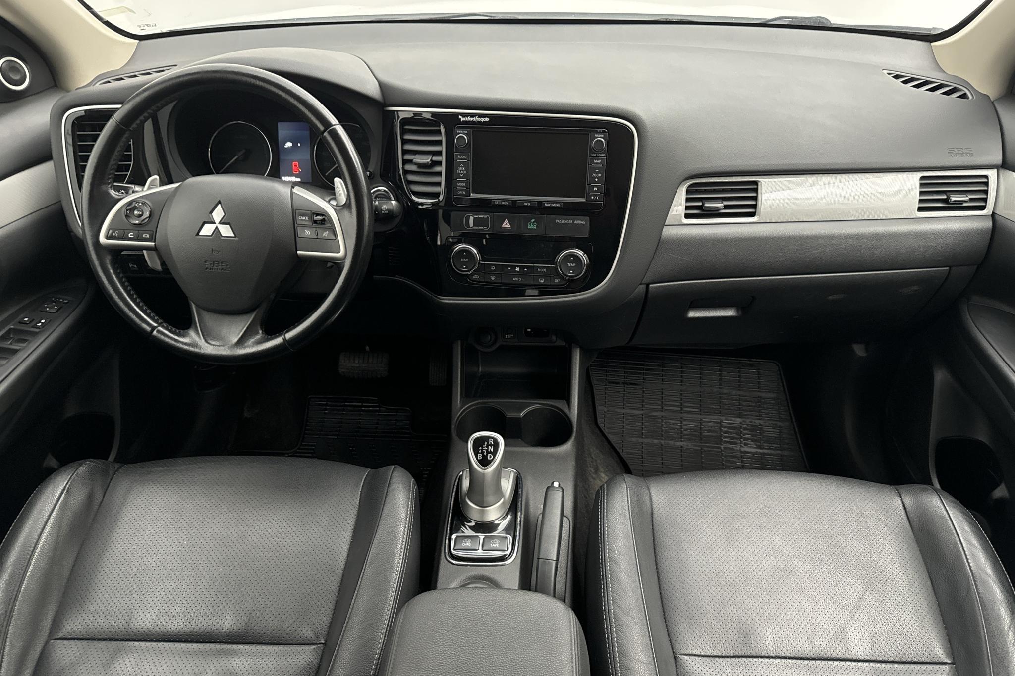 Mitsubishi Outlander 2.0 Plug-in Hybrid 4WD (121hk) - 149 450 km - Automaattinen - valkoinen - 2014