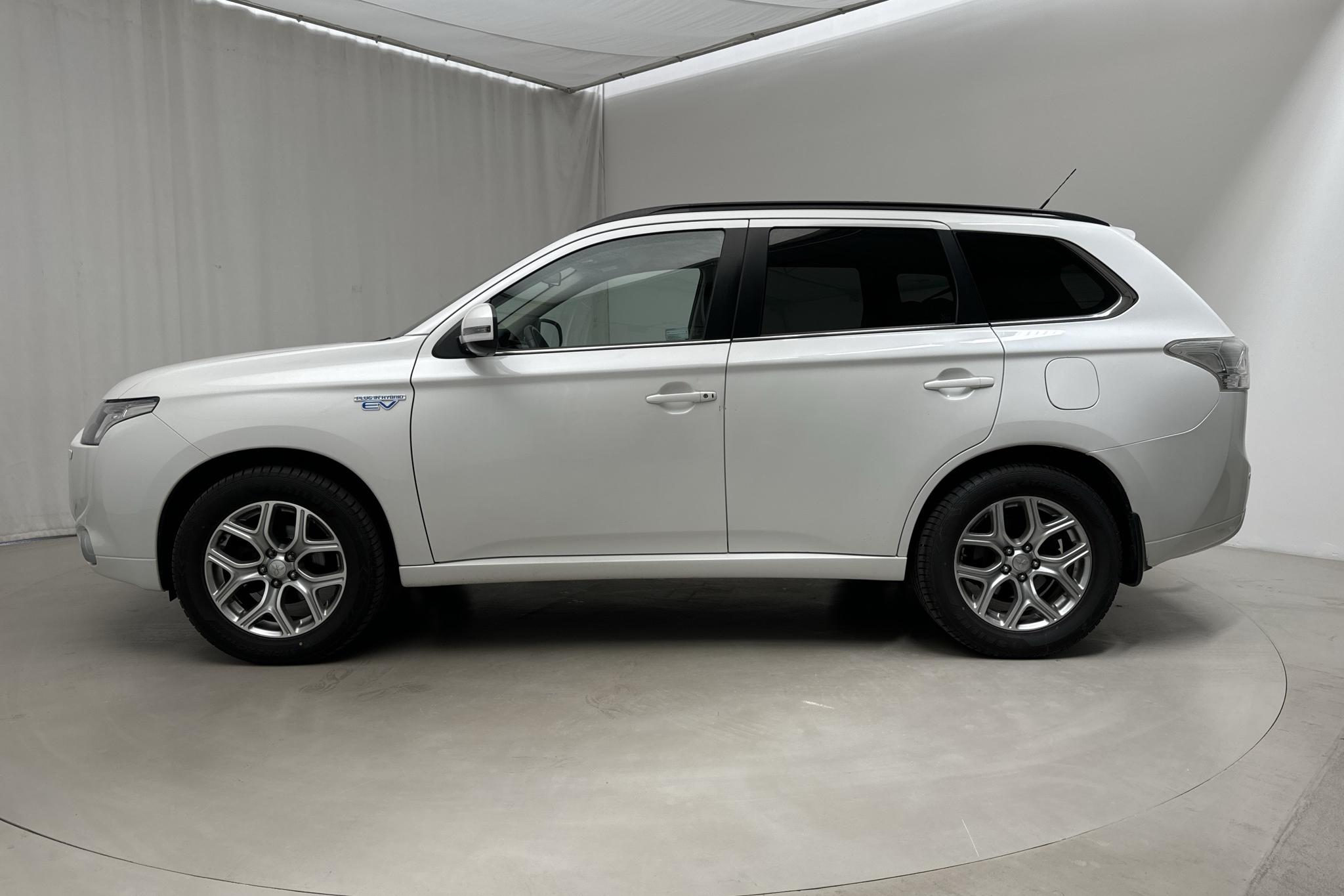 Mitsubishi Outlander 2.0 Plug-in Hybrid 4WD (121hk) - 149 450 km - Automaattinen - valkoinen - 2014