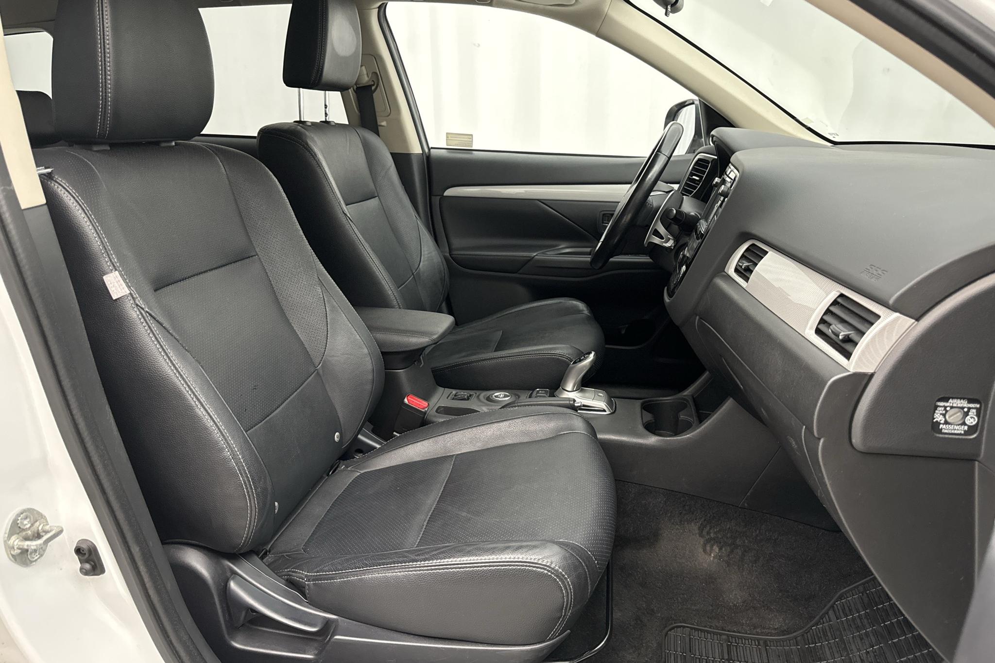 Mitsubishi Outlander 2.0 Plug-in Hybrid 4WD (121hk) - 149 450 km - Automaattinen - valkoinen - 2014