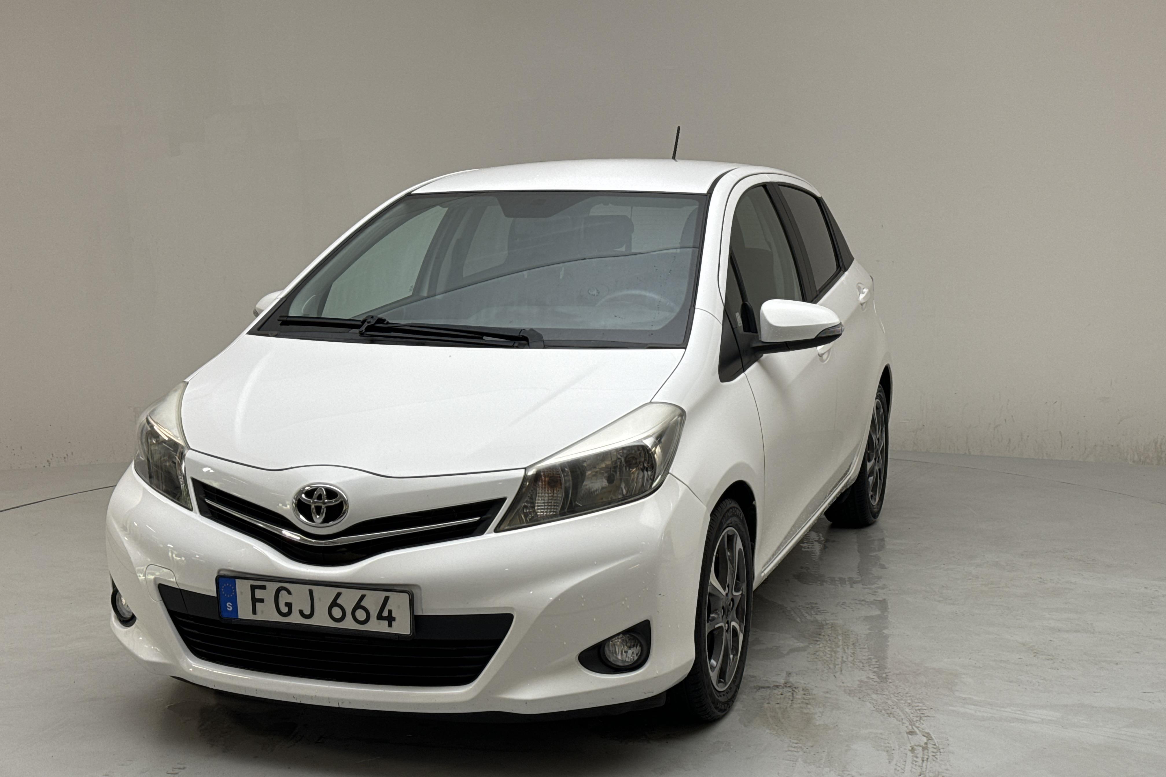 Toyota Yaris 1.33 5dr (100hk) - 70 480 km - Automatyczna - biały - 2014