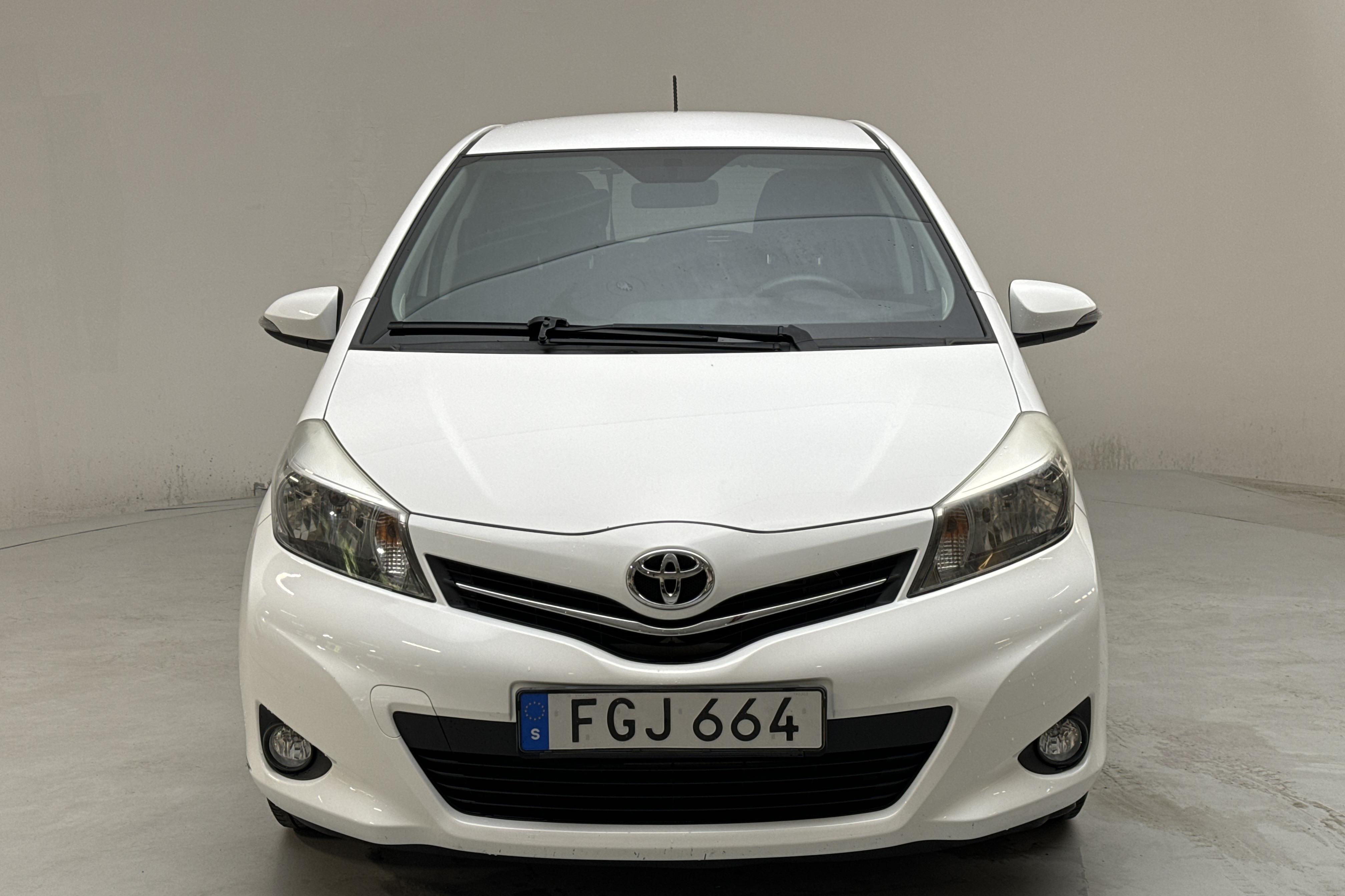 Toyota Yaris 1.33 5dr (100hk) - 70 480 km - Automatyczna - biały - 2014