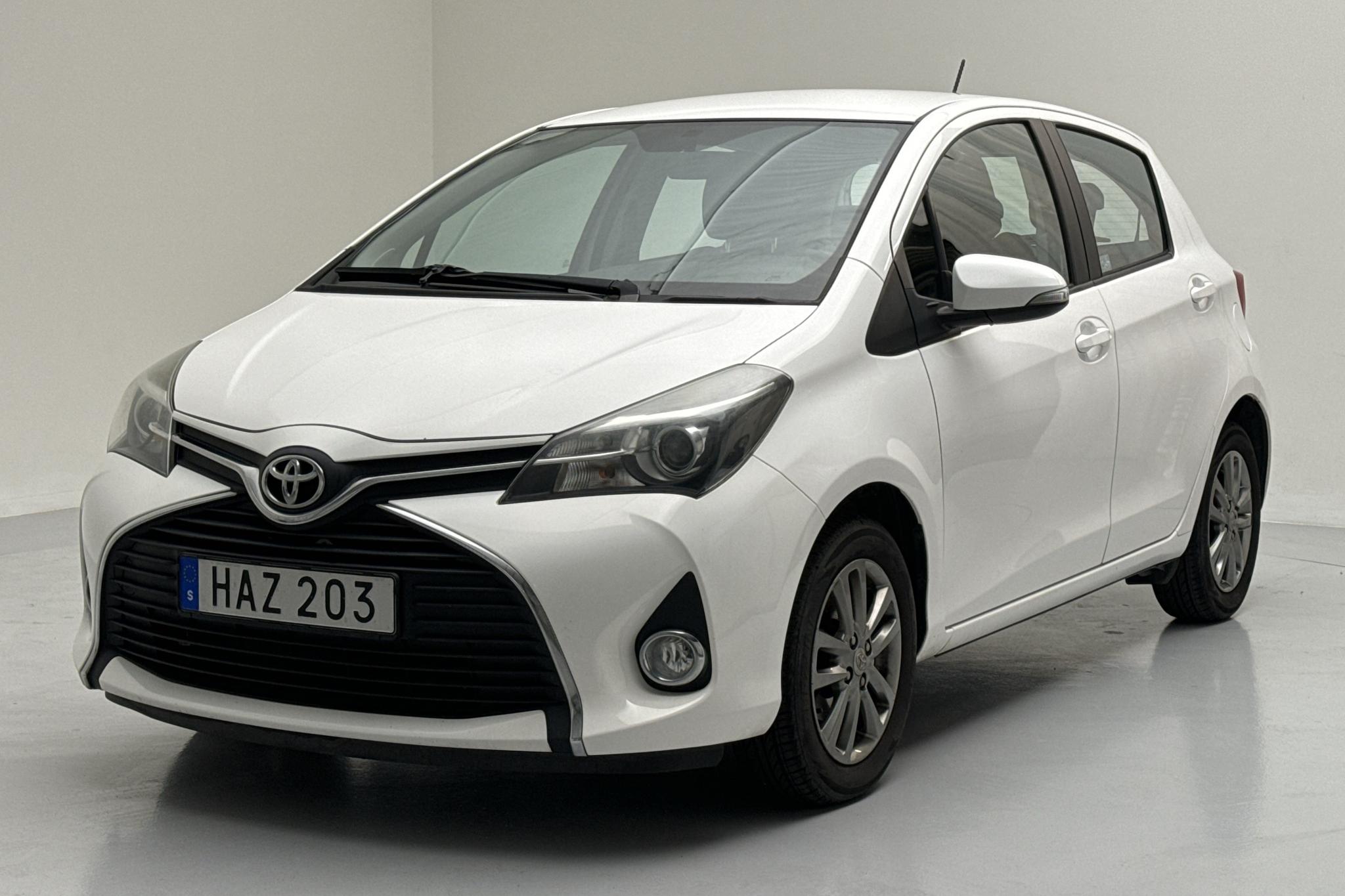 Toyota Yaris 1.33 5dr (100hk) - 110 600 km - Manualna - biały - 2015