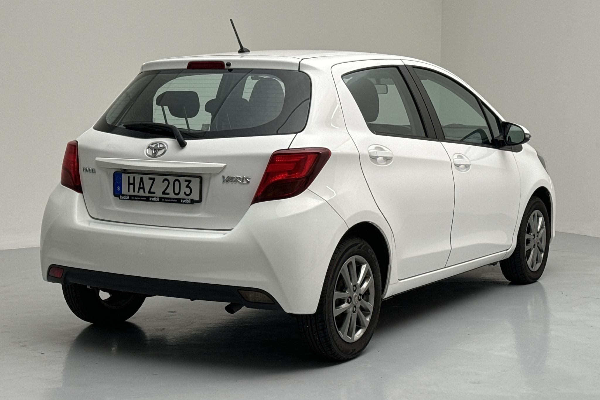 Toyota Yaris 1.33 5dr (100hk) - 110 600 km - Manual - white - 2015