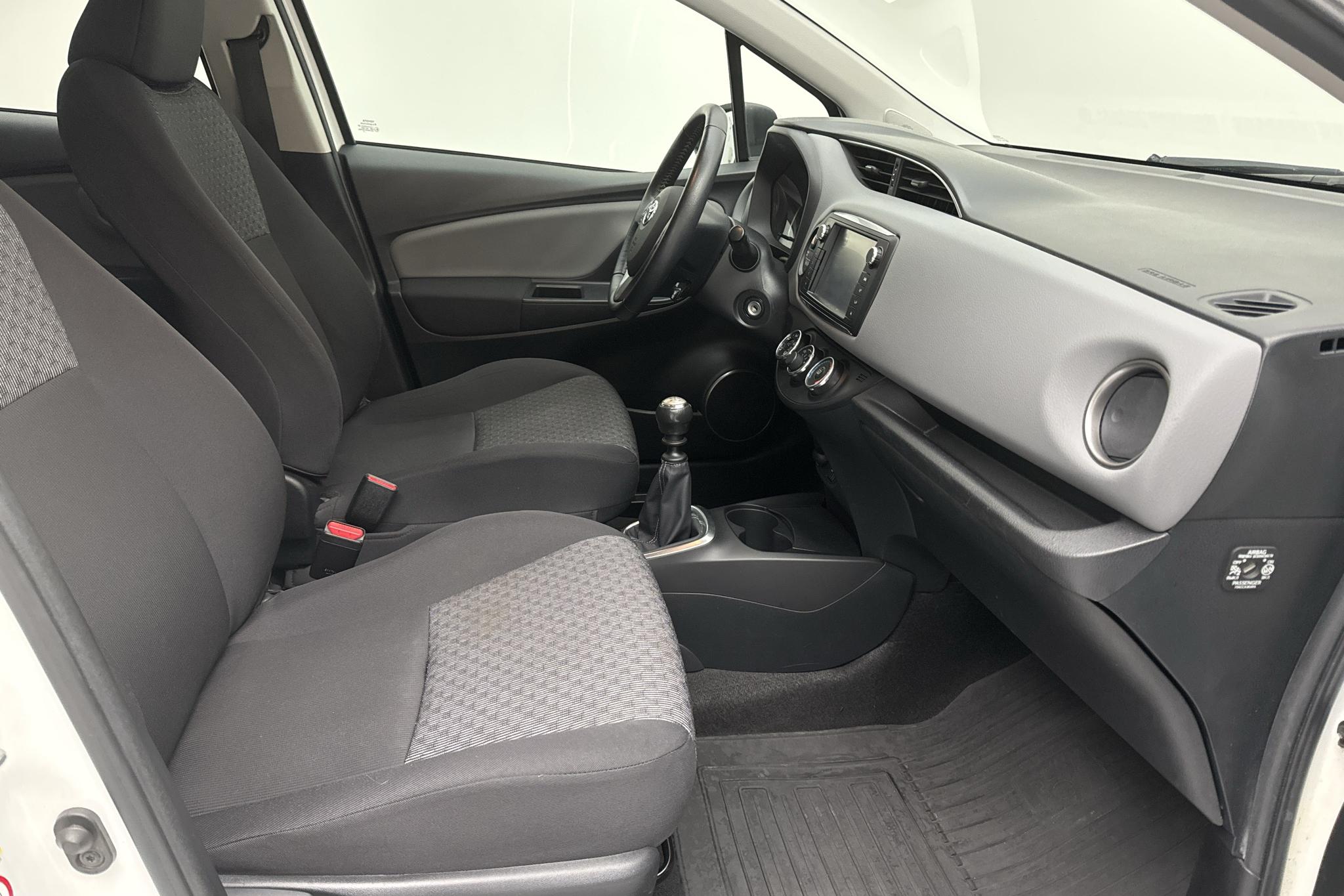 Toyota Yaris 1.33 5dr (100hk) - 110 600 km - Manualna - biały - 2015