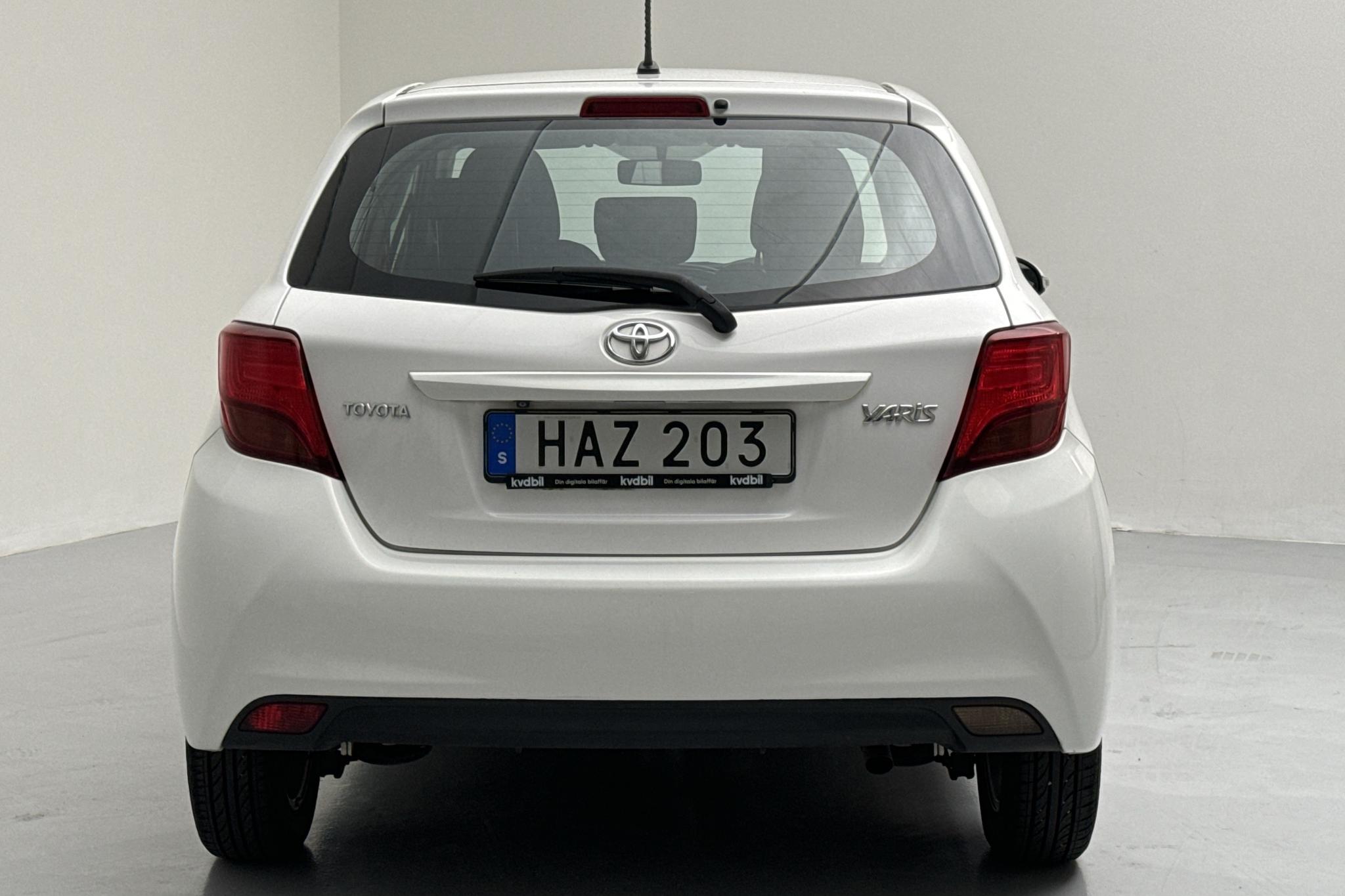 Toyota Yaris 1.33 5dr (100hk) - 110 600 km - Manualna - biały - 2015