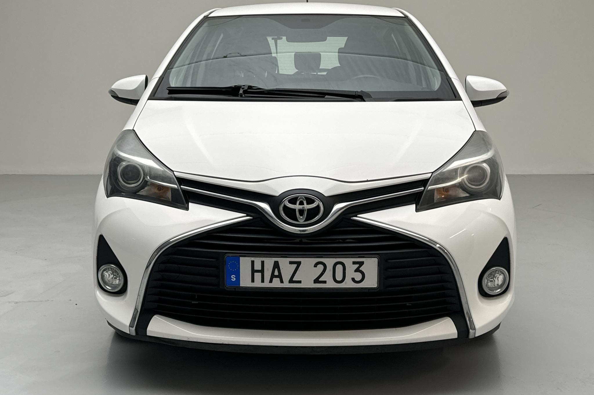 Toyota Yaris 1.33 5dr (100hk) - 11 060 mil - Manuell - vit - 2015