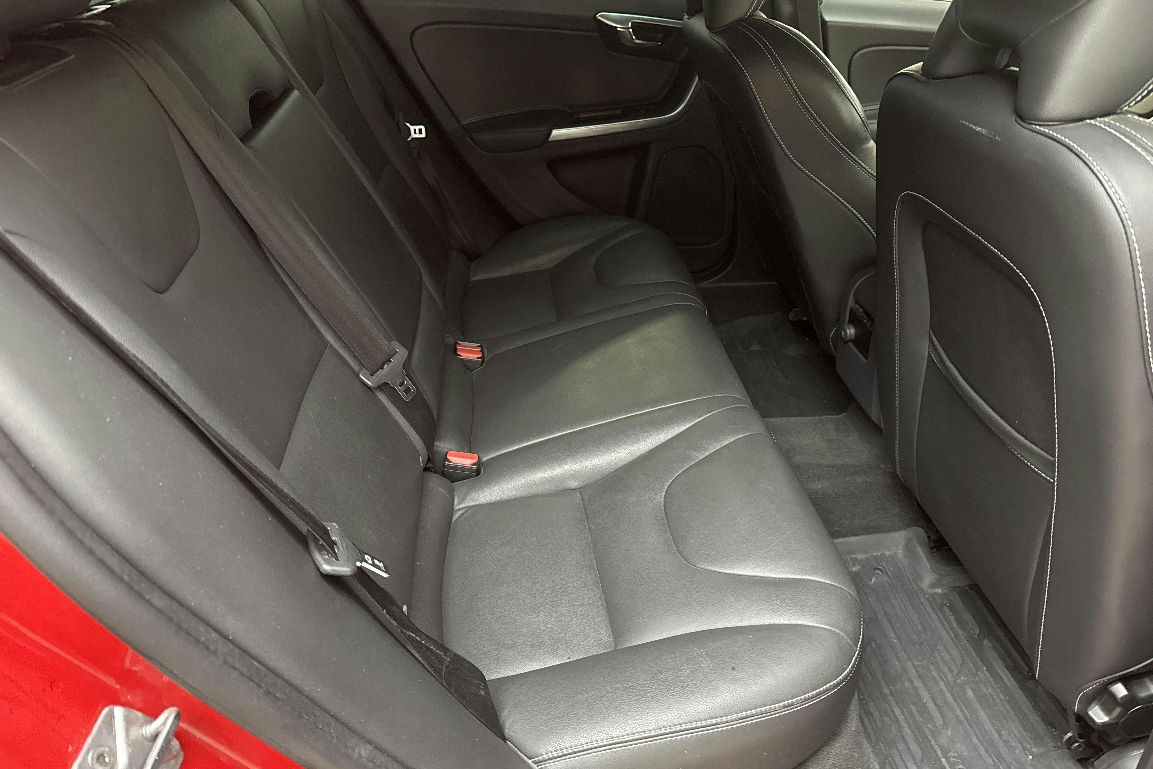Volvo V60 D5 AWD Twin Engine (163hk) - 220 680 km - Automatyczna - czerwony - 2017