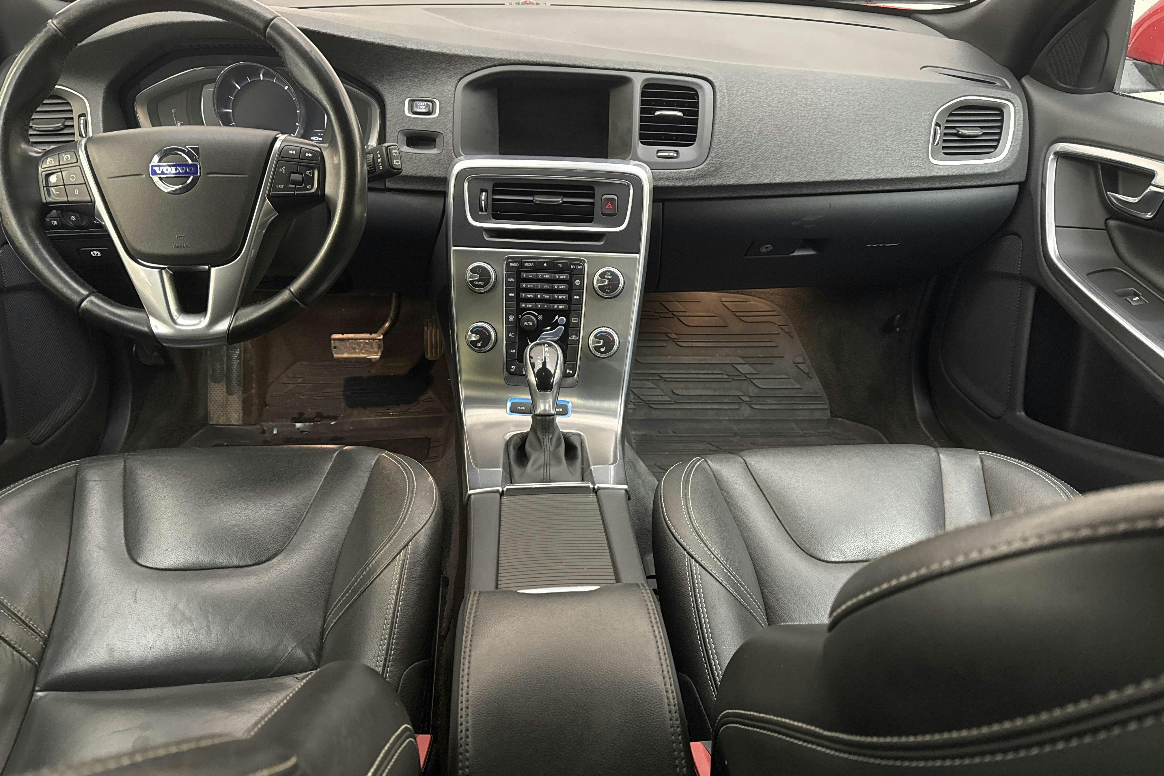 Volvo V60 D5 AWD Twin Engine (163hk) - 220 680 km - Automatyczna - czerwony - 2017