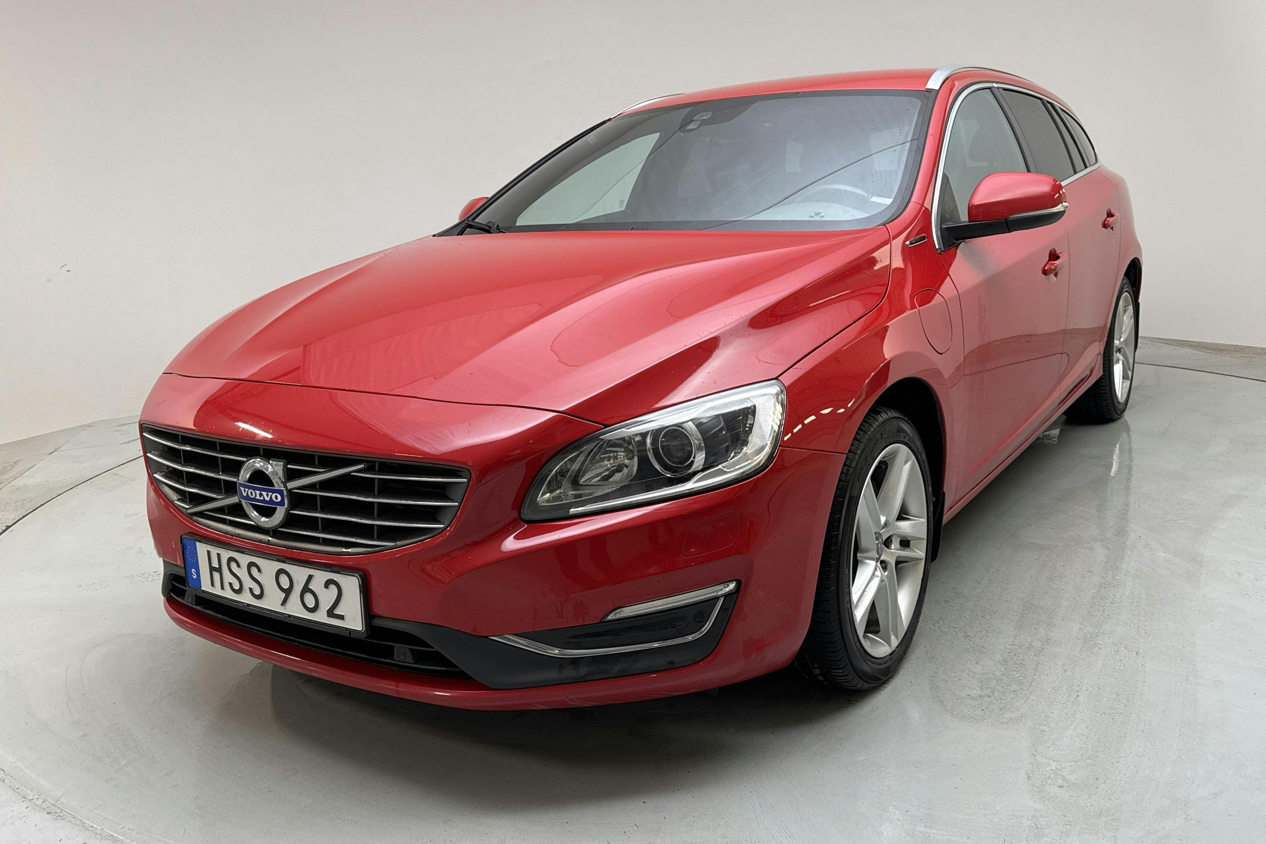 Volvo V60 D5 AWD Twin Engine (163hk) - 220 680 km - Automatyczna - czerwony - 2017