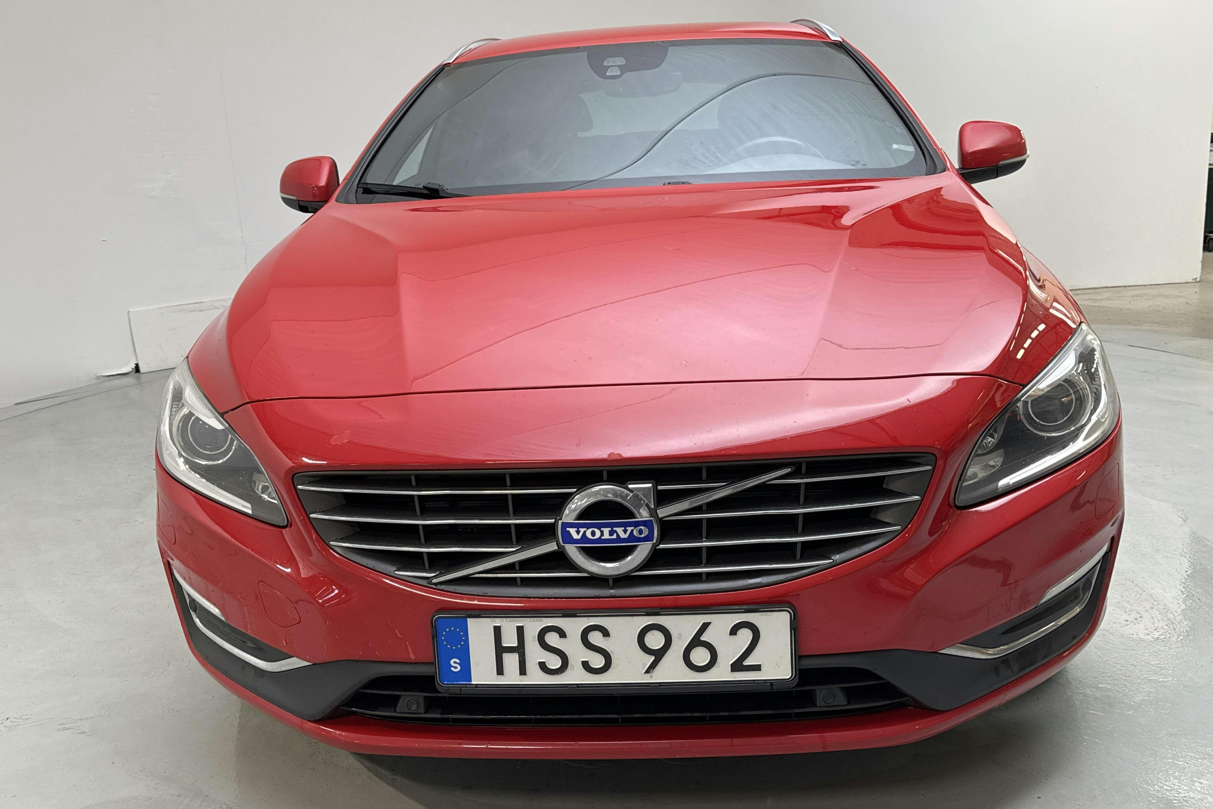 Volvo V60 D5 AWD Twin Engine (163hk) - 220 680 km - Automatyczna - czerwony - 2017