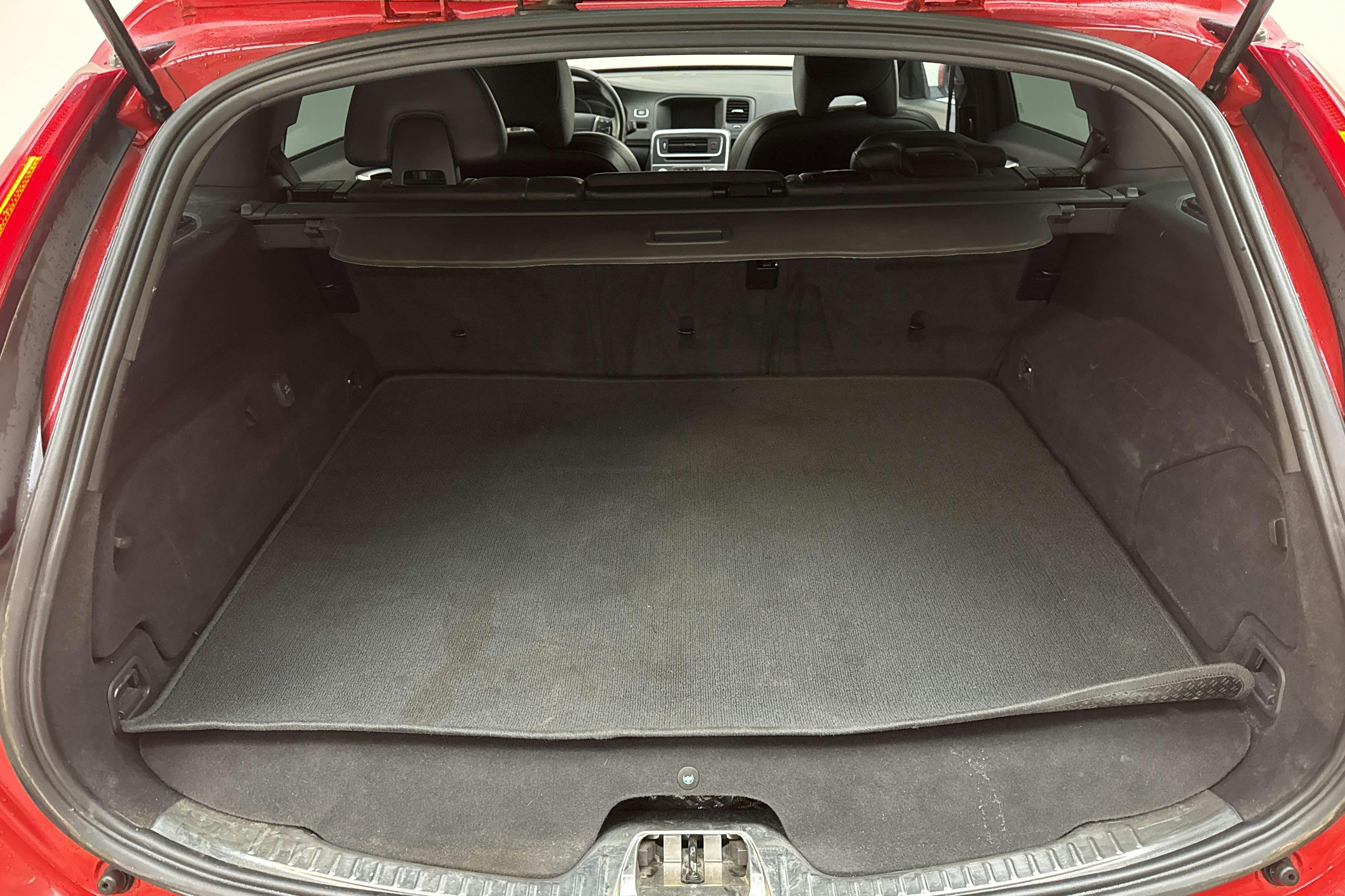 Volvo V60 D5 AWD Twin Engine (163hk) - 220 680 km - Automatyczna - czerwony - 2017