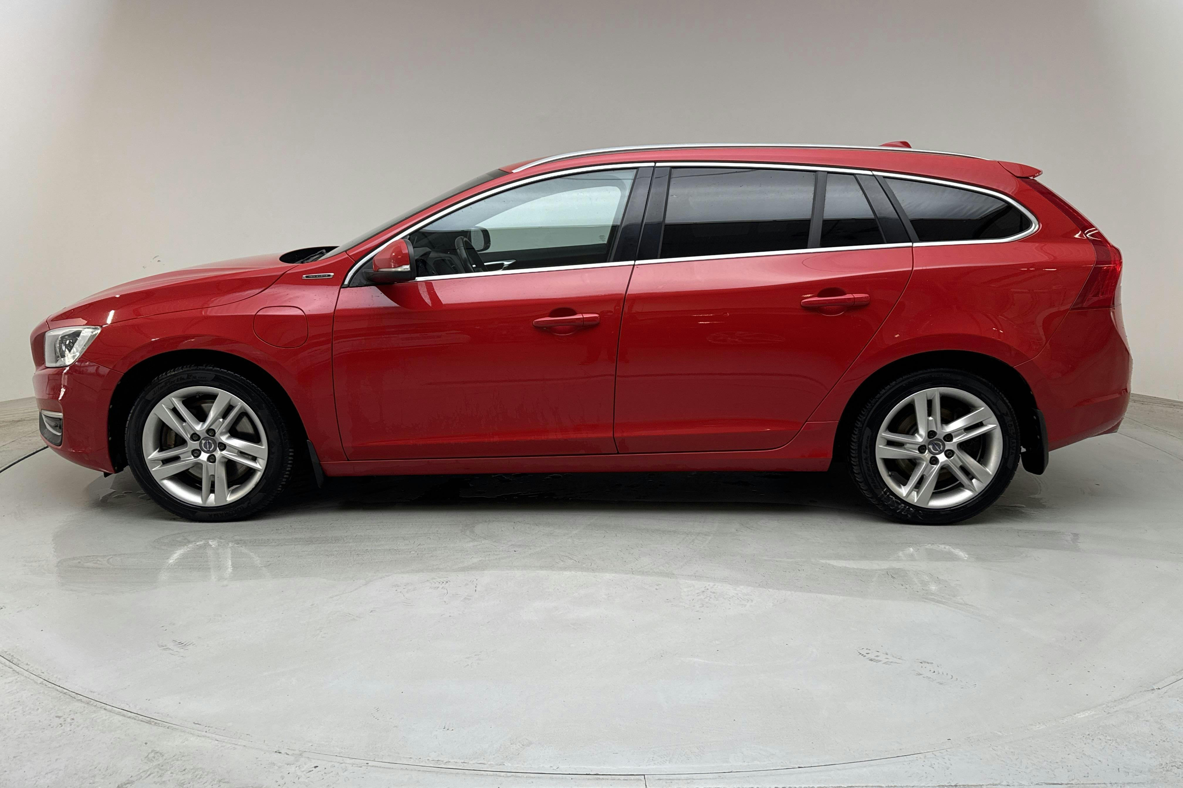 Volvo V60 D5 AWD Twin Engine (163hk) - 220 680 km - Automatyczna - czerwony - 2017