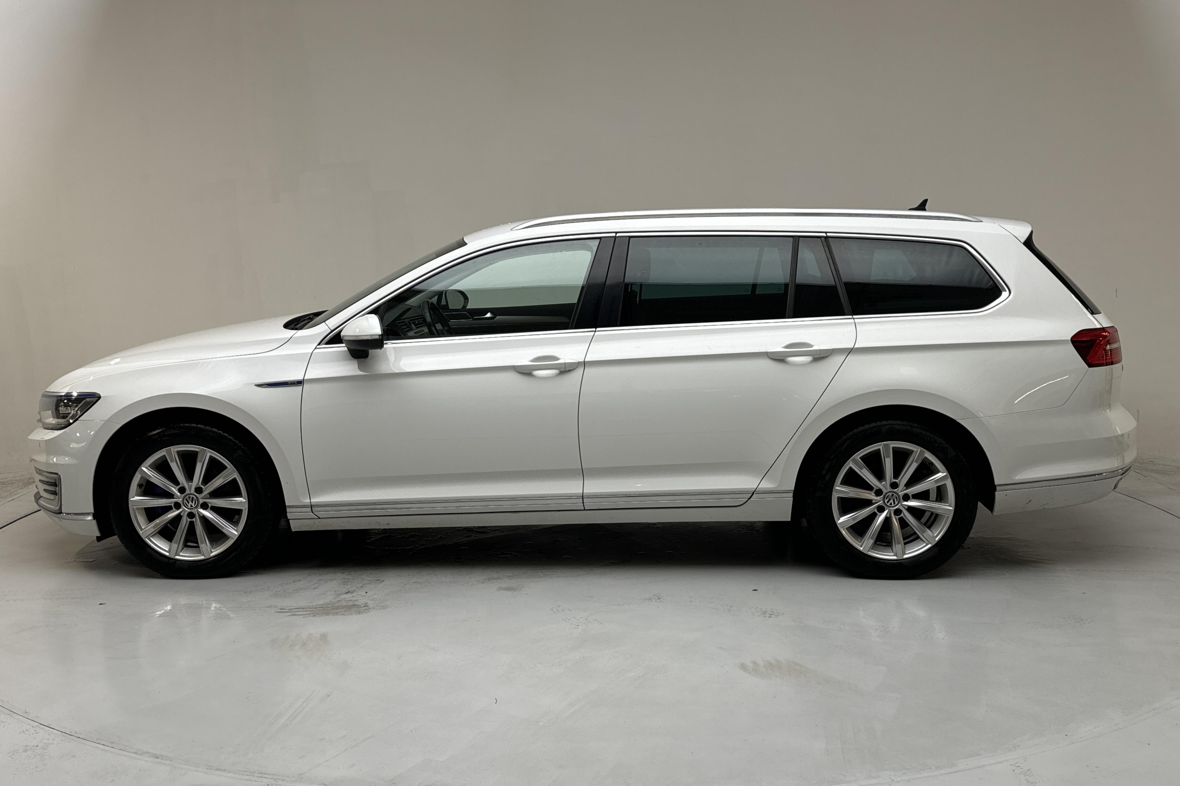 VW Passat 1.4 Plug-in-Hybrid Sportscombi (218hk) - 184 370 km - Automatic - white - 2017