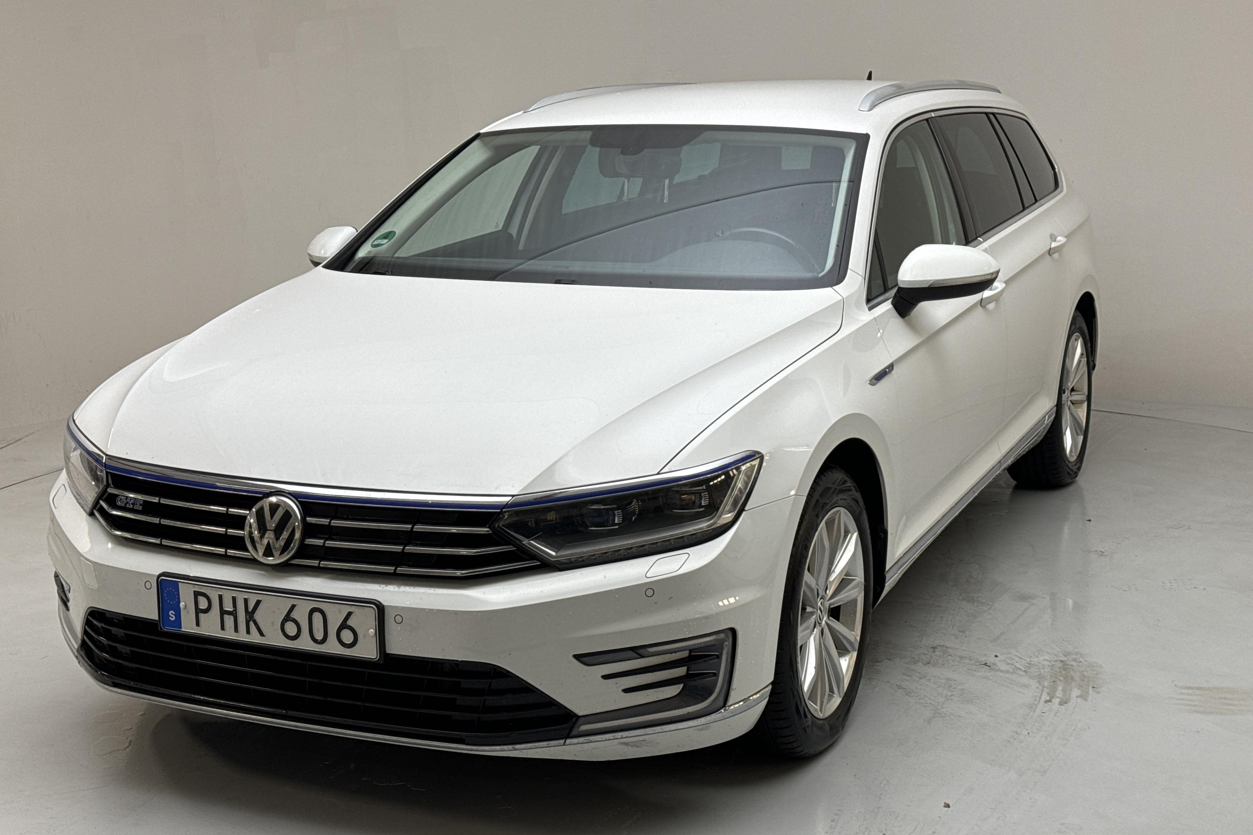 VW Passat 1.4 Plug-in-Hybrid Sportscombi (218hk) - 18 437 mil - Automat - vit - 2017