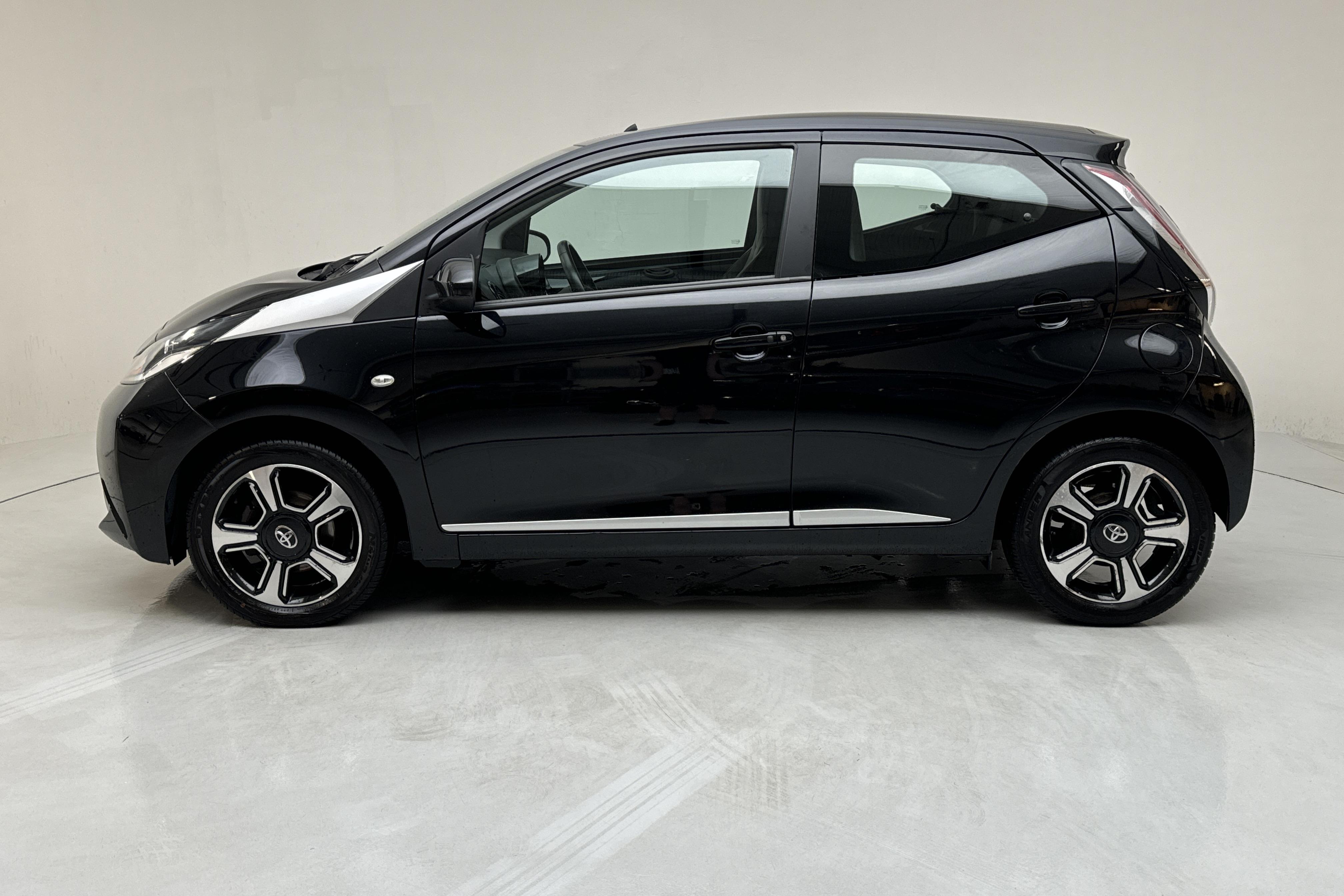 Toyota Aygo 1.0 5dr (69hk) - 92 460 km - Manual - black - 2015