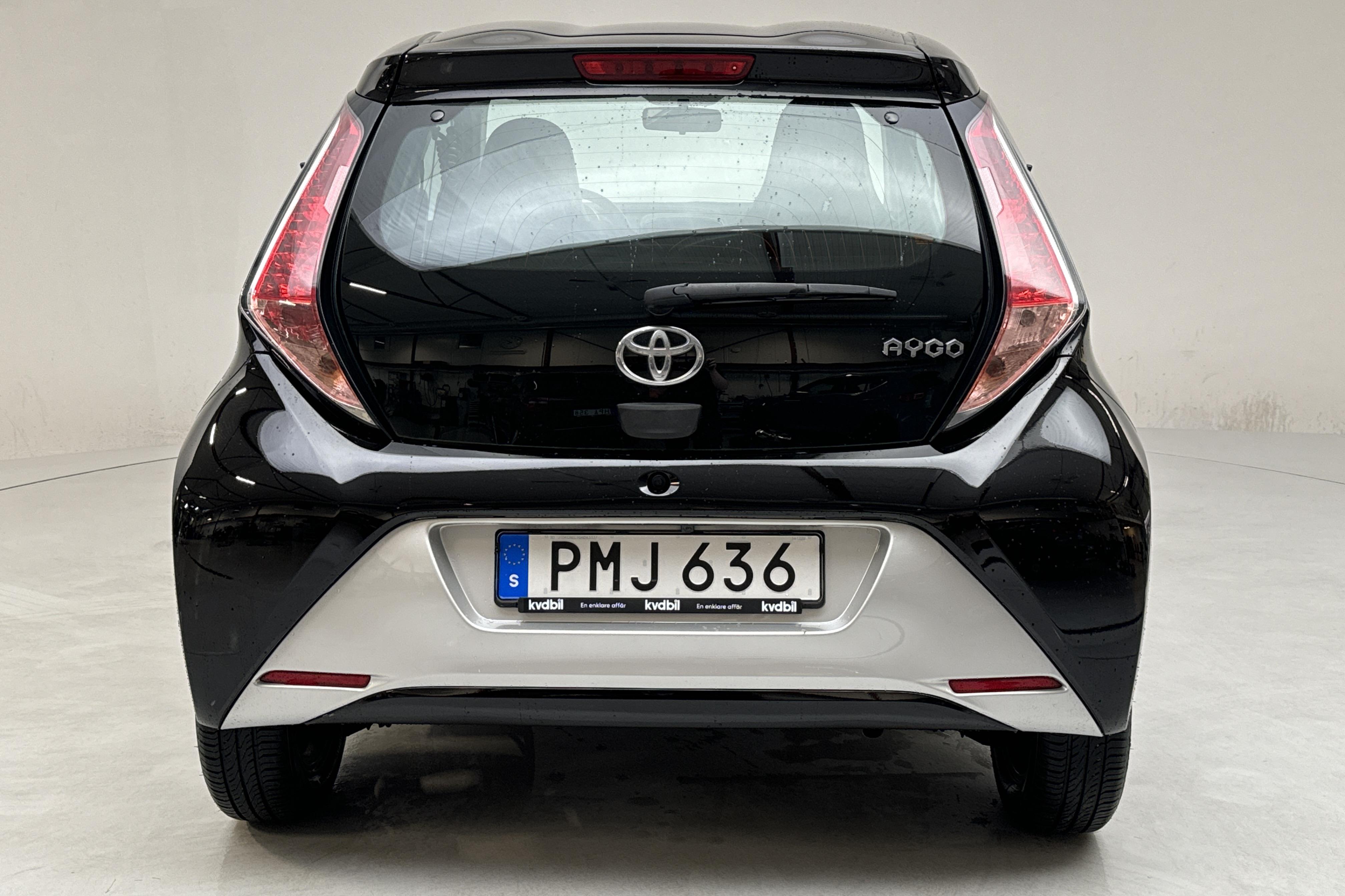 Toyota Aygo 1.0 5dr (69hk) - 92 460 km - Manuaalinen - musta - 2015