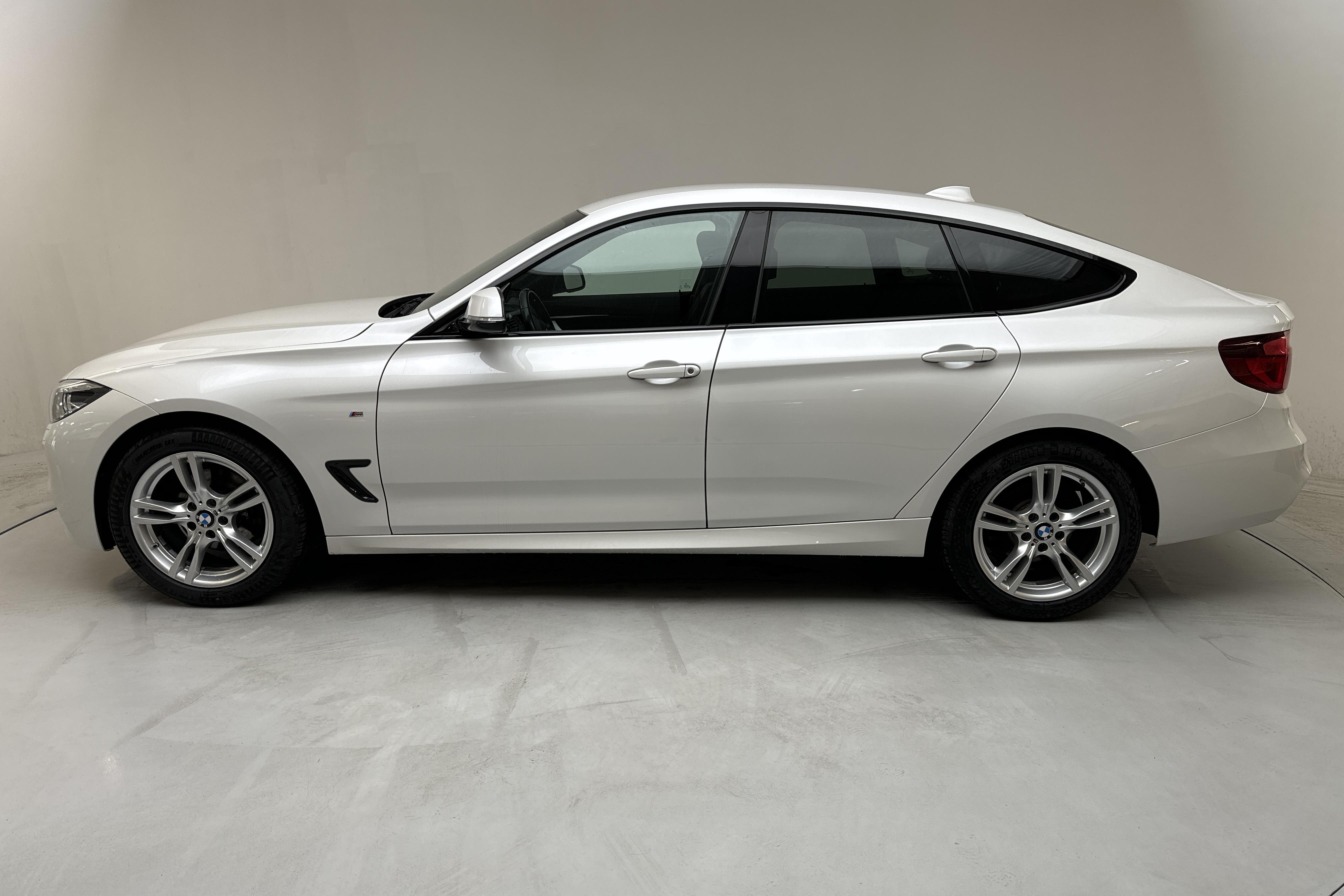 BMW 320d GT xDrive, F34 (190hk) - 7 521 mil - Automat - vit - 2020