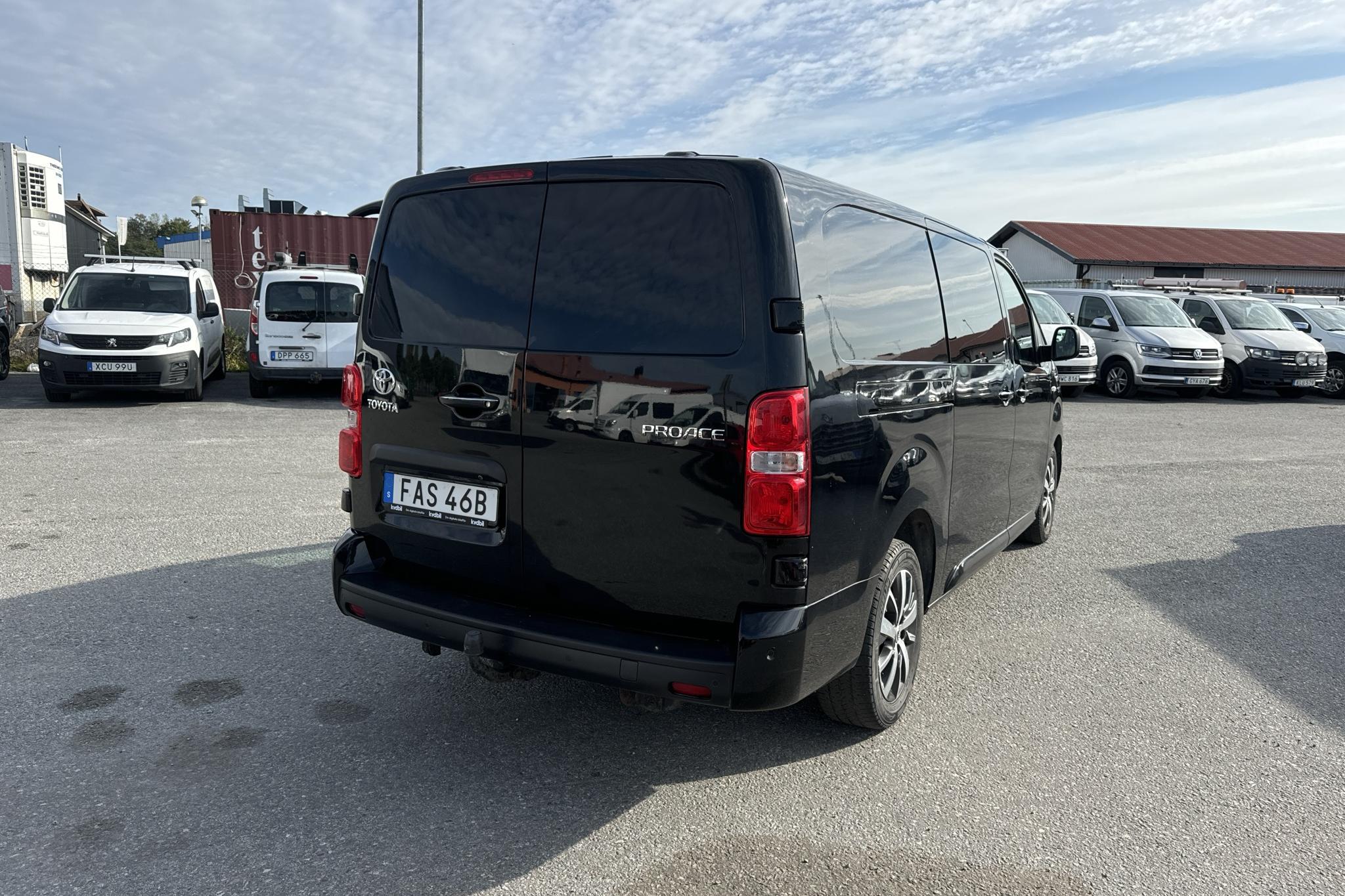 Toyota PROACE 2.0D - 9 911 mil - Automat - svart - 2019