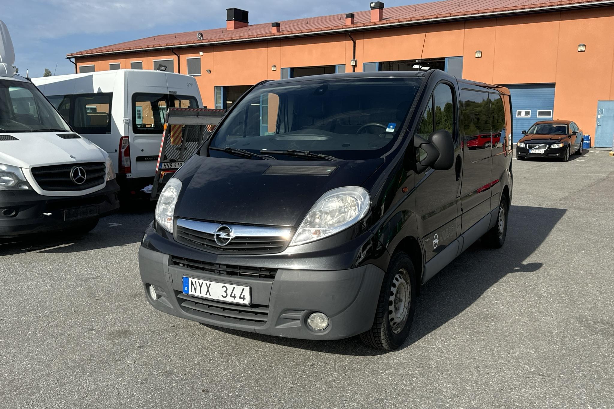 Opel Vivaro 2.0 CDTI (114hk) - 153 450 km - Manualna - czarny - 2013