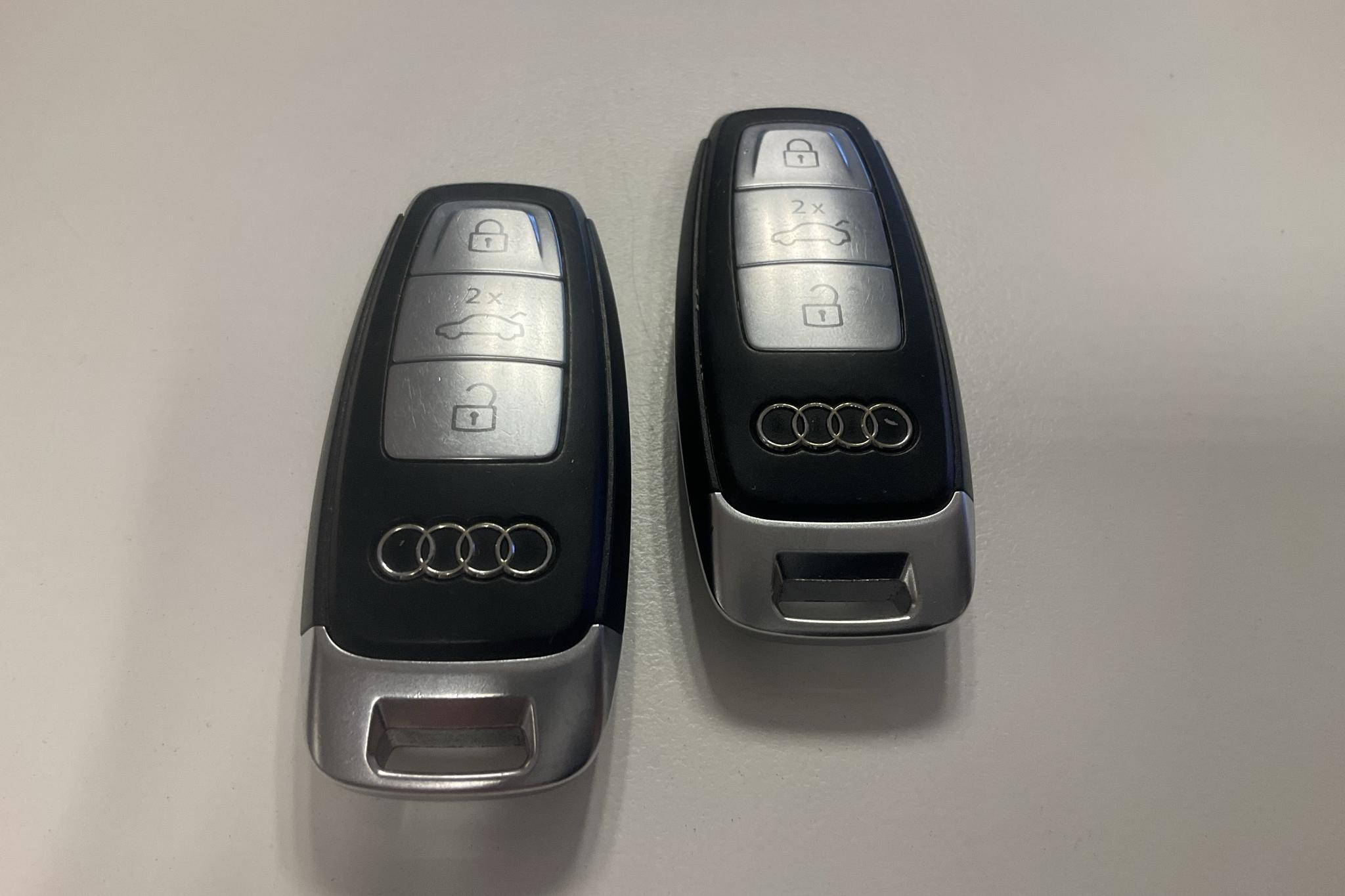 Audi e-tron 55 quattro 95 kWh (360hk) - 8 777 mil - Automat - silver - 2021