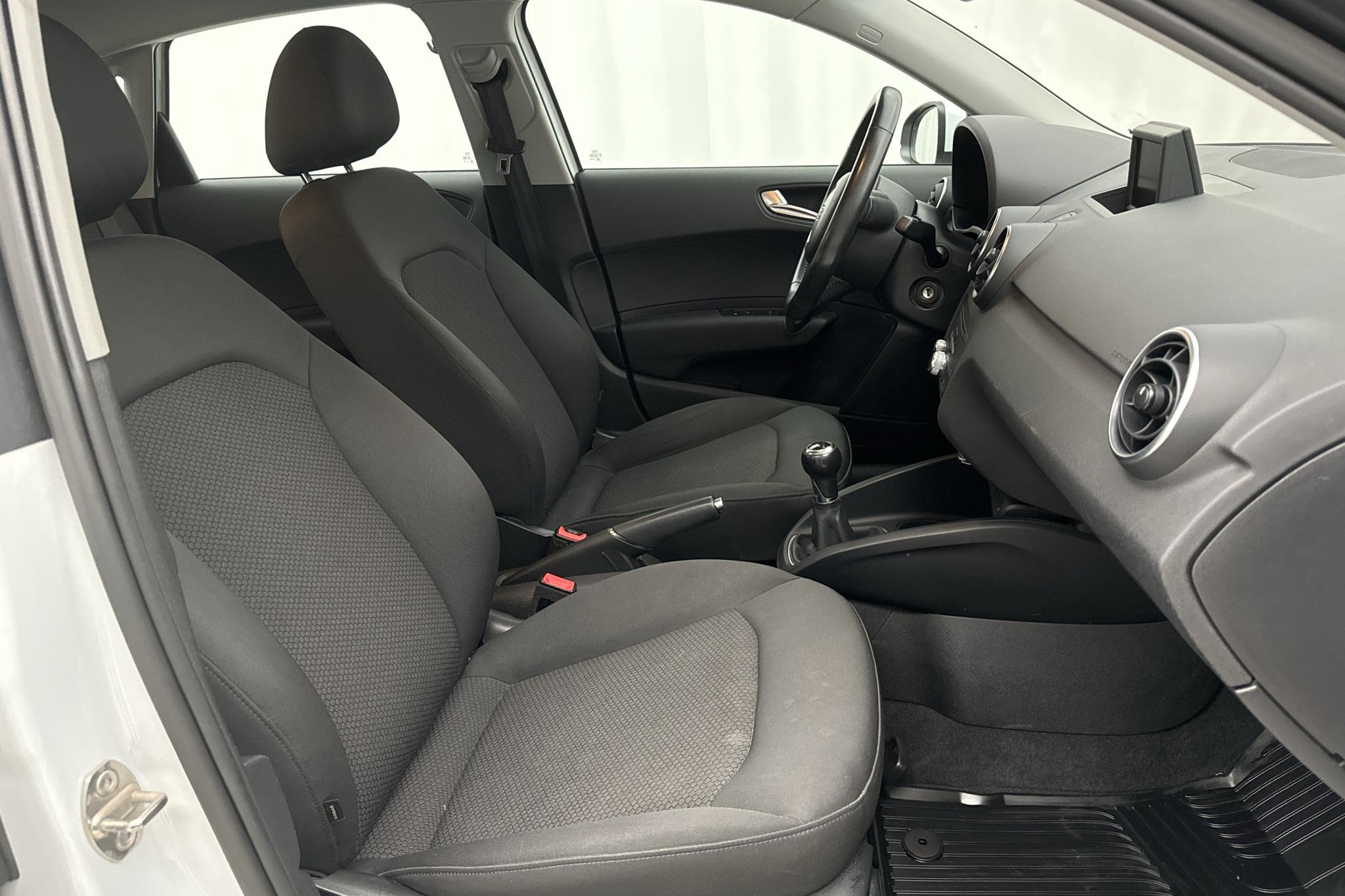 Audi A1 1.2 TFSI Sportback (86hk) - 138 650 km - Käsitsi - valge - 2014