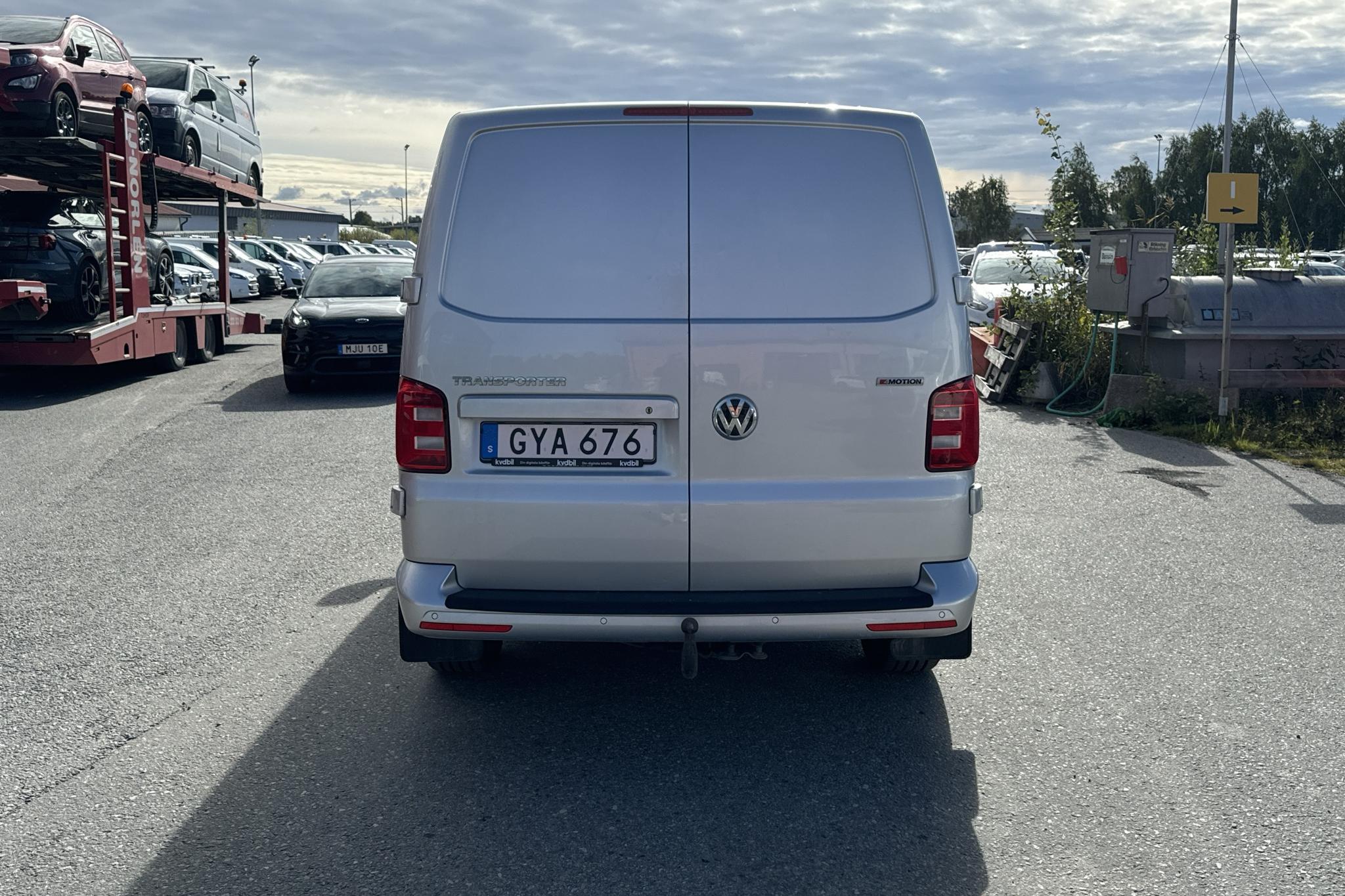 VW Transporter T6 2.0 TDI BMT Skåp 4MOTION (150hk) - 181 760 km - Automatic - silver - 2018