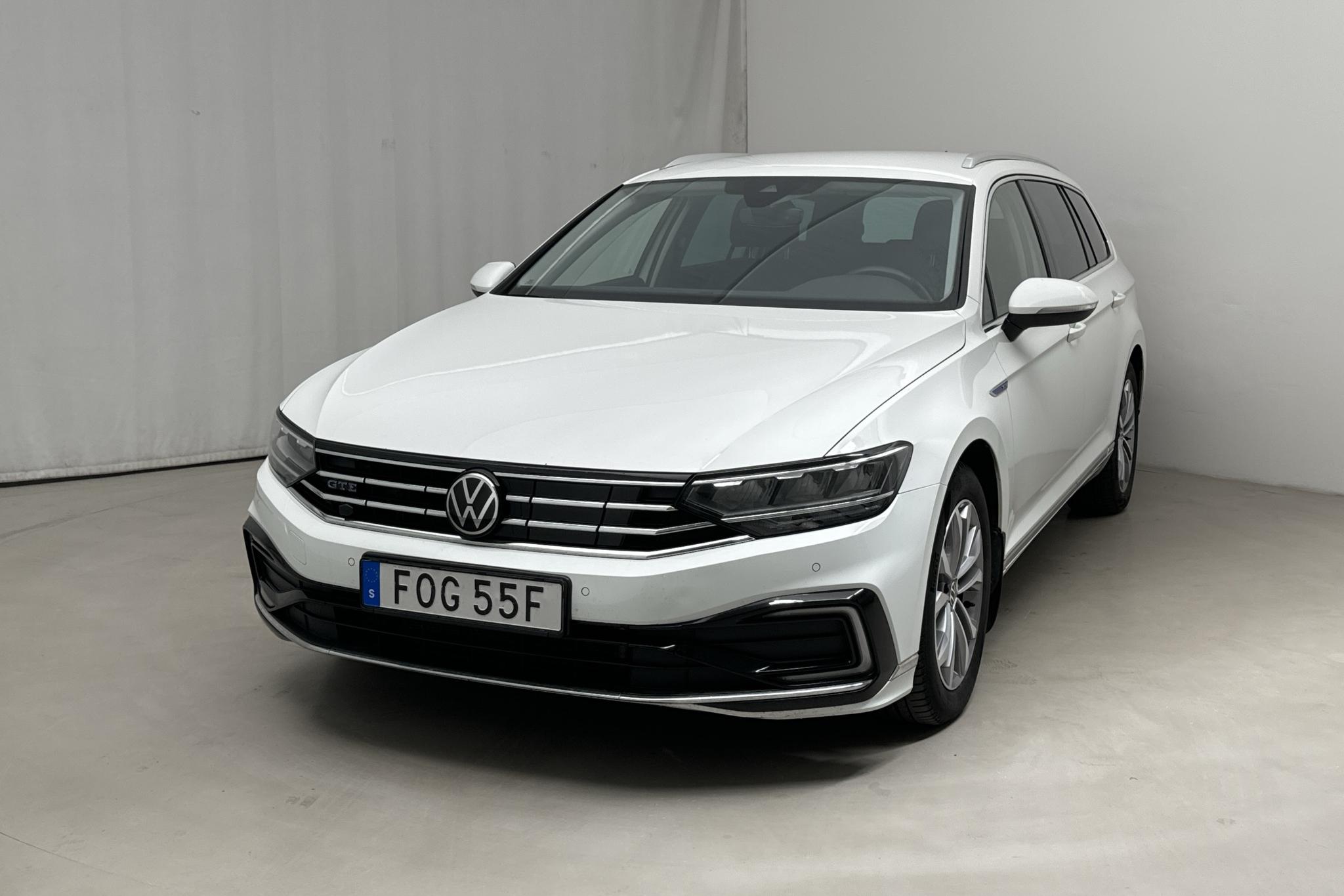 VW Passat 1.4 GTE Sportscombi (218hk) - 141 600 km - Automatyczna - biały - 2021