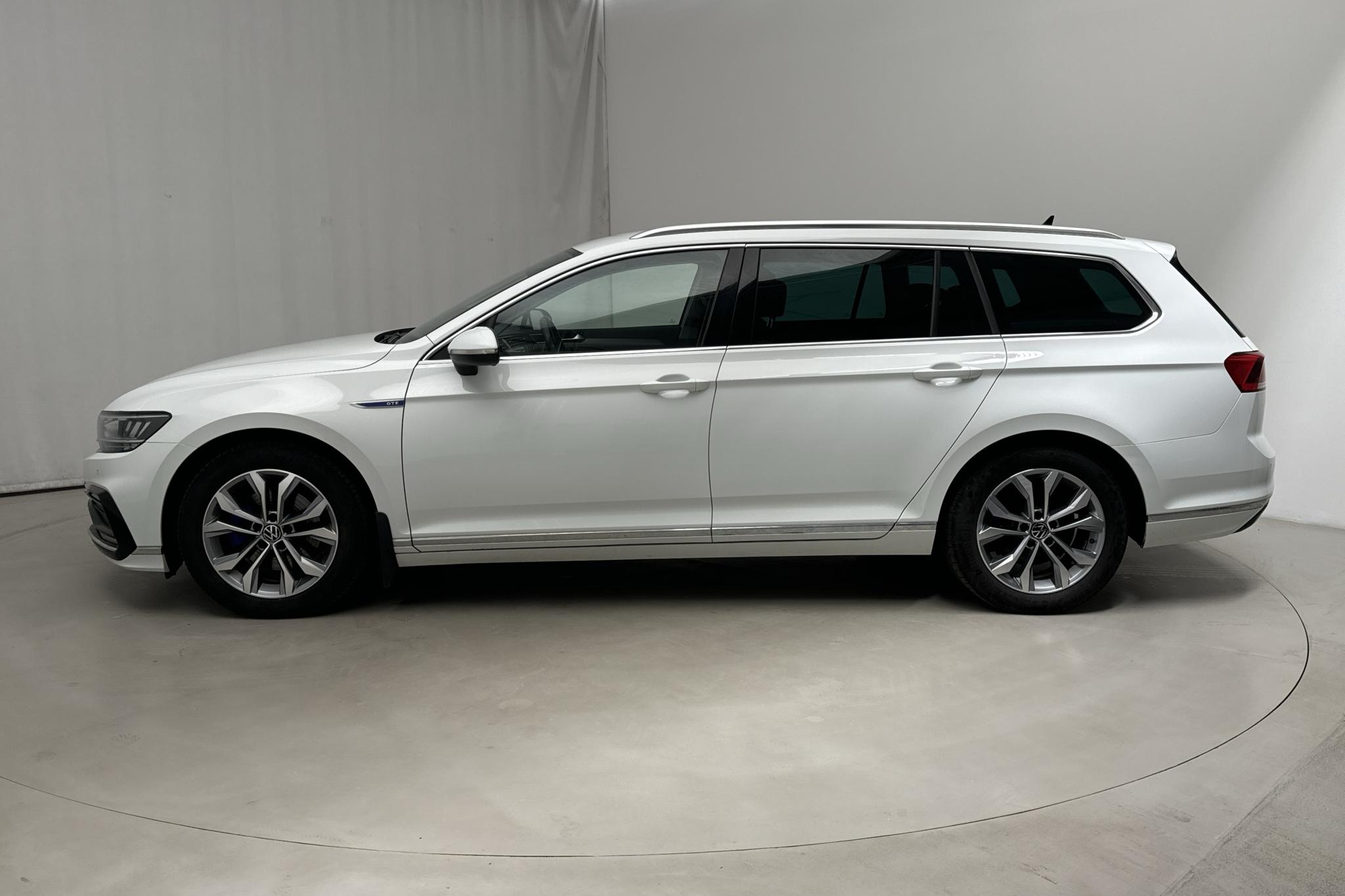 VW Passat 1.4 GTE Sportscombi (218hk) - 141 600 km - Automatyczna - biały - 2021