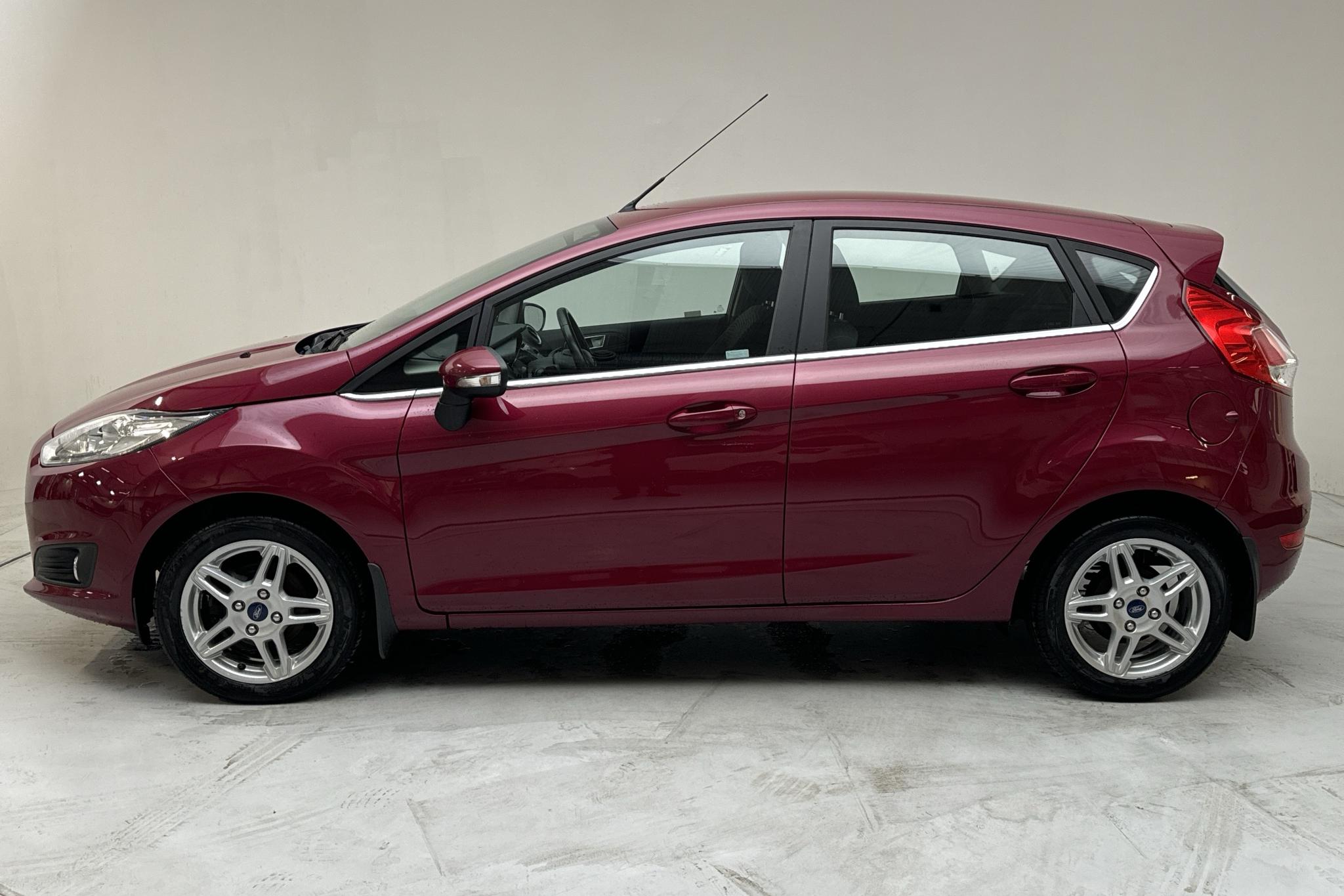 Ford Fiesta 1.25 5dr (82hk) - 114 180 km - Manualna - czerwony - 2014