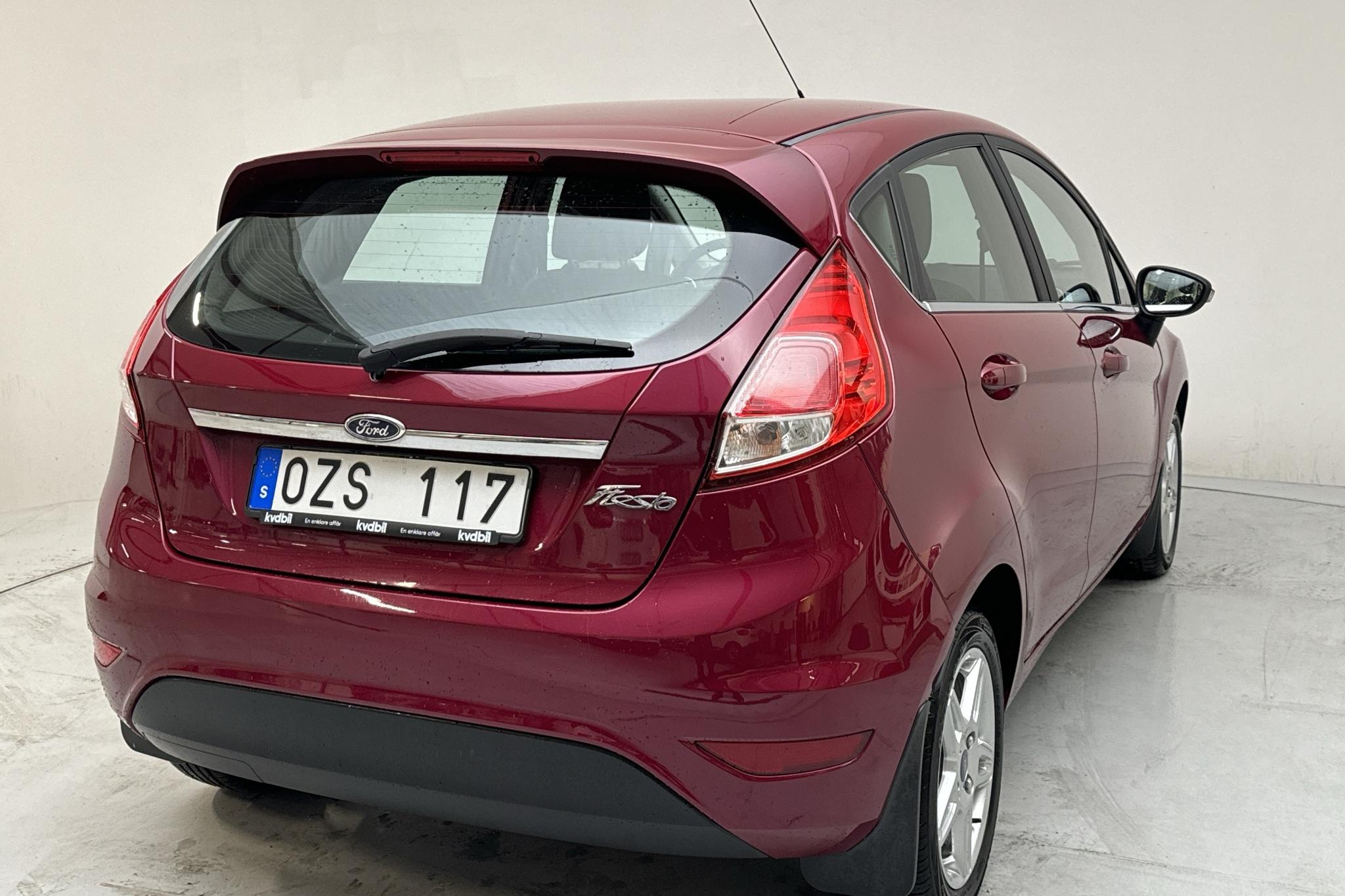 Ford Fiesta 1.25 5dr (82hk) - 11 418 mil - Manuell - röd - 2014