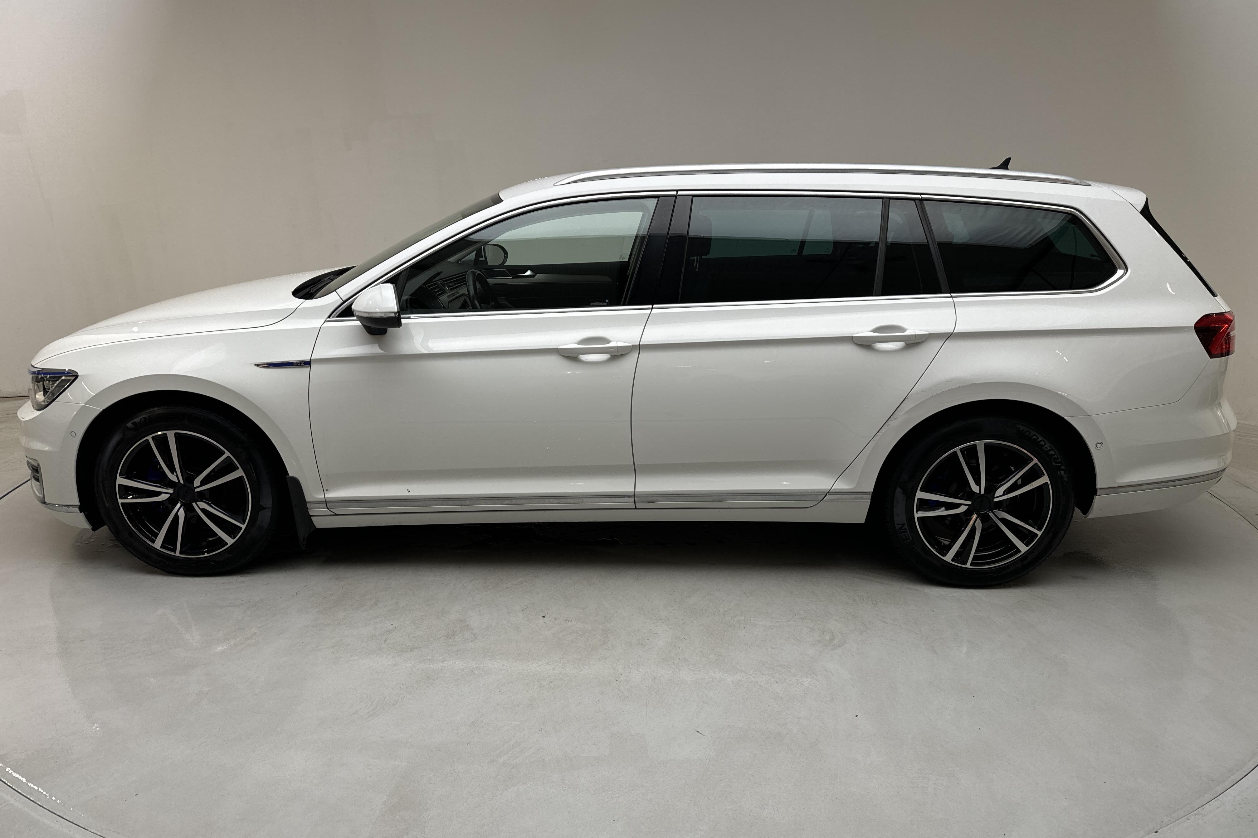 VW Passat 1.4 Plug-in-Hybrid Sportscombi (218hk) - 98 120 km - Automatic - white - 2018