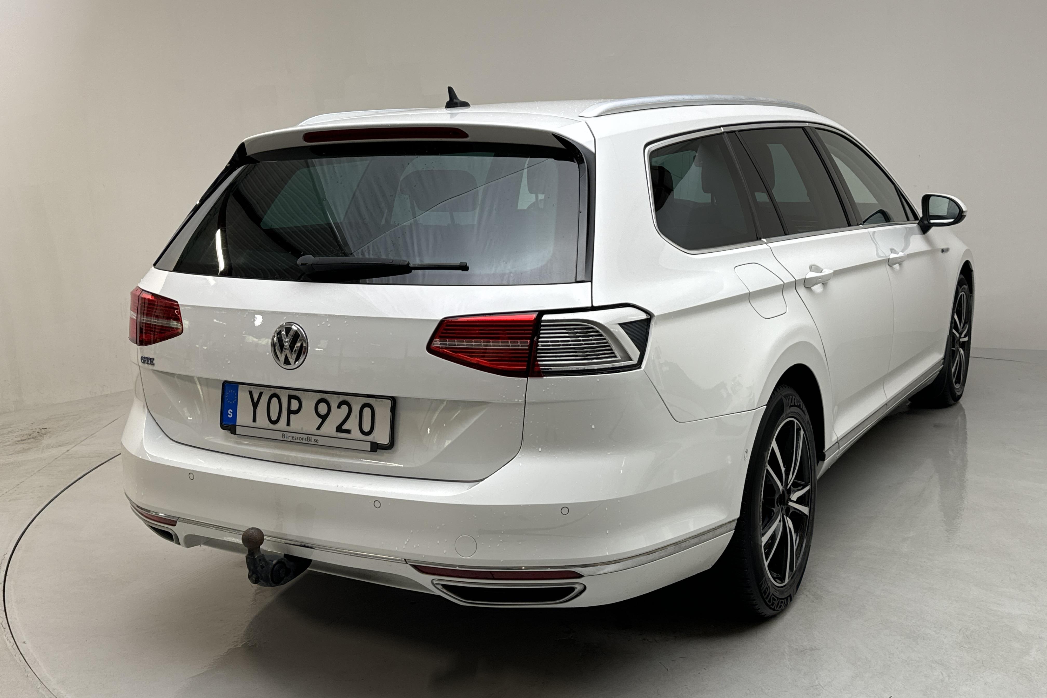 VW Passat 1.4 Plug-in-Hybrid Sportscombi (218hk) - 9 812 mil - Automat - vit - 2018