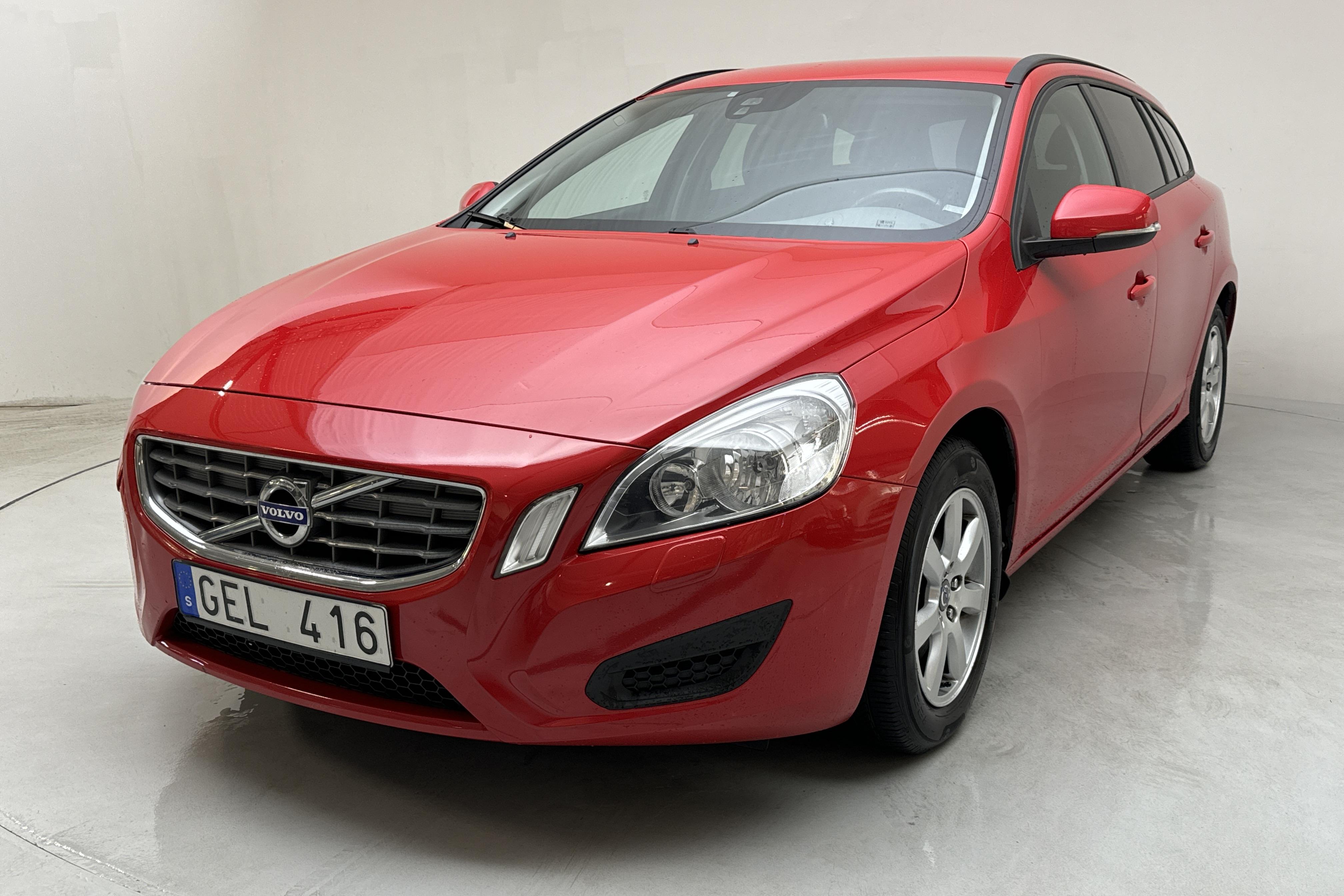 Volvo V60 D2 (115hk) - 170 760 km - Manuaalinen - punainen - 2013