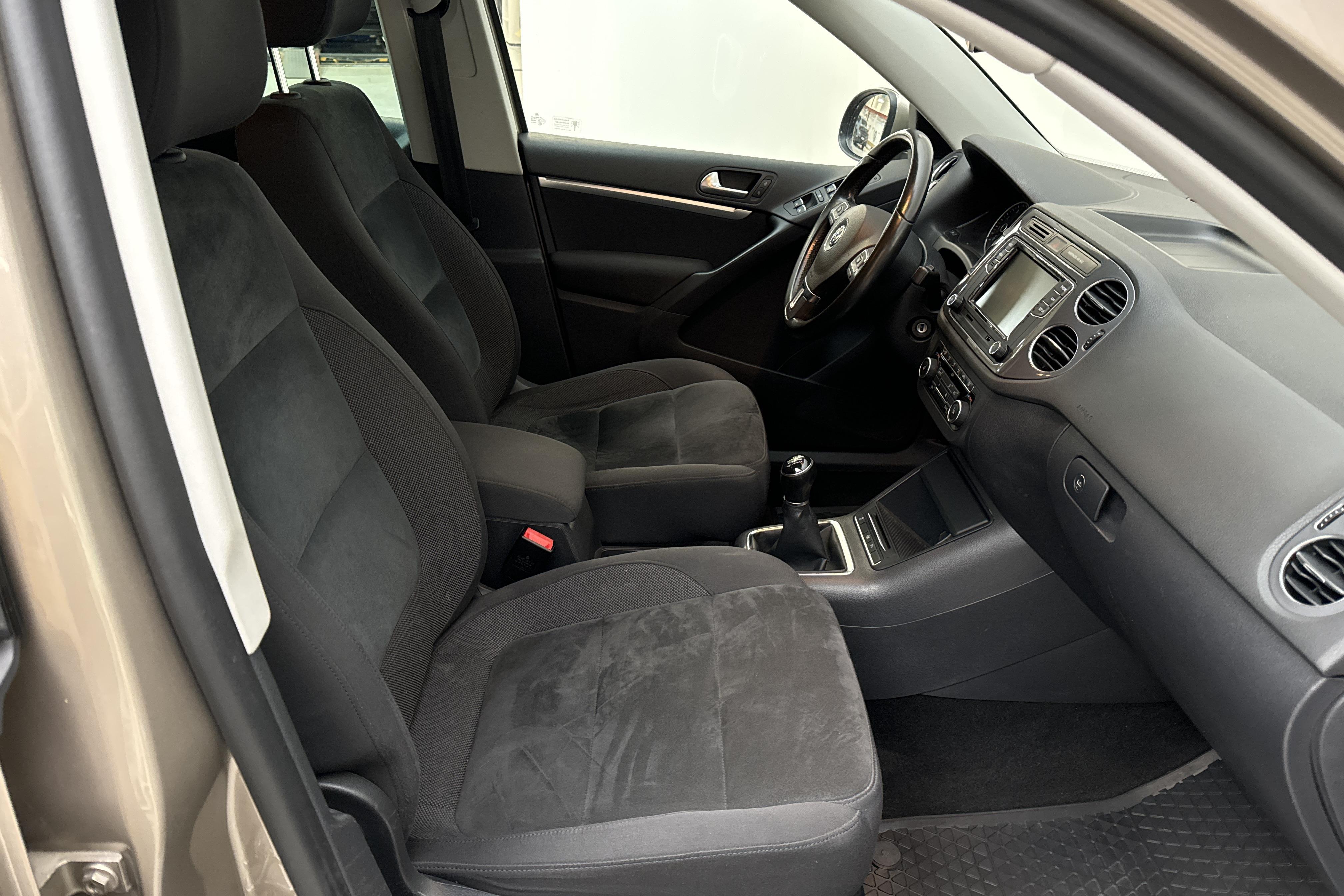 VW Tiguan 1.4 TSI 4MOTION (160hk) - 131 460 km - Käsitsi - Light Grey - 2012