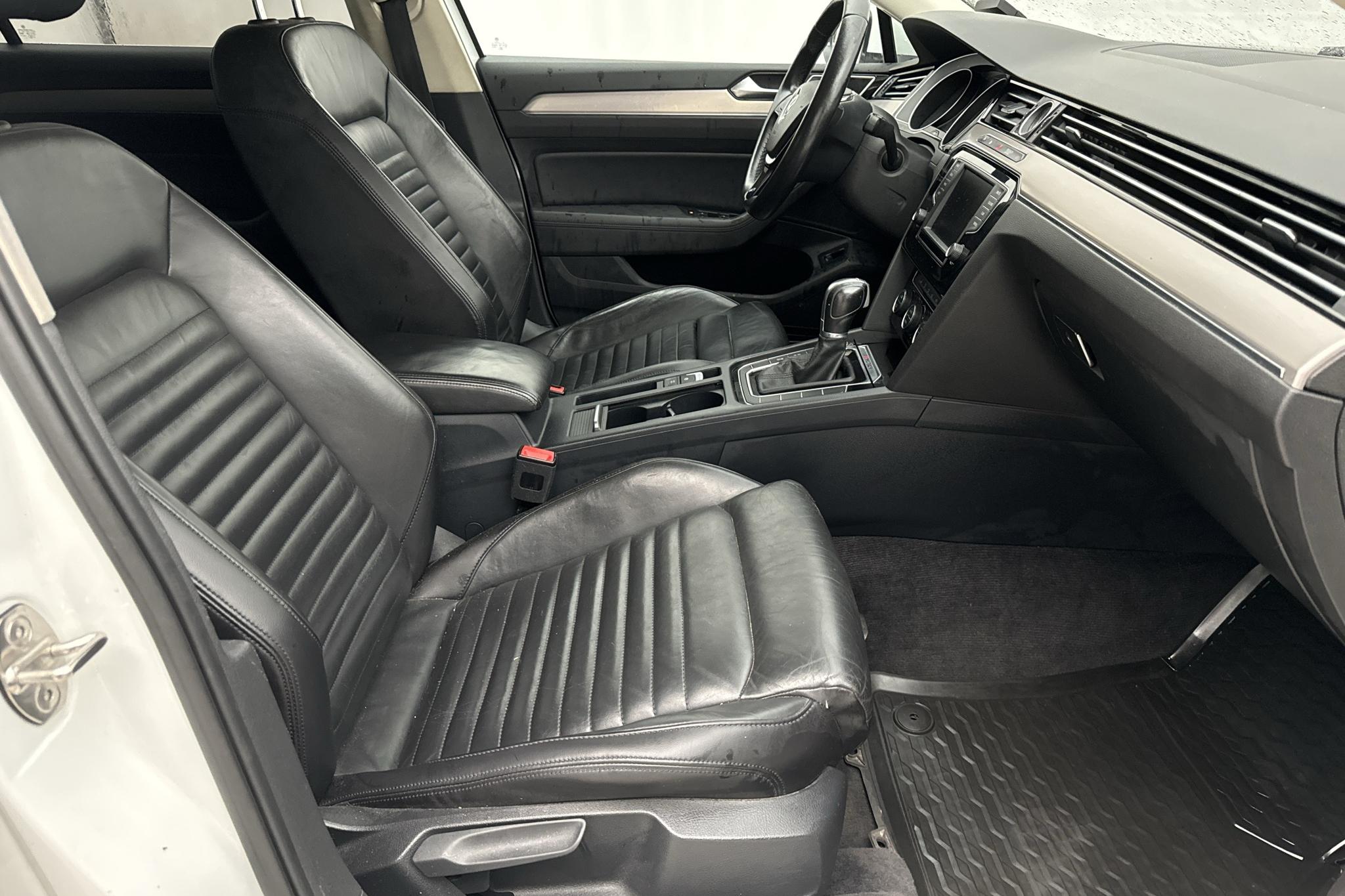 VW Passat 2.0 TDI Sportscombi 4MOTION (190hk) - 246 920 km - Automatyczna - biały - 2015