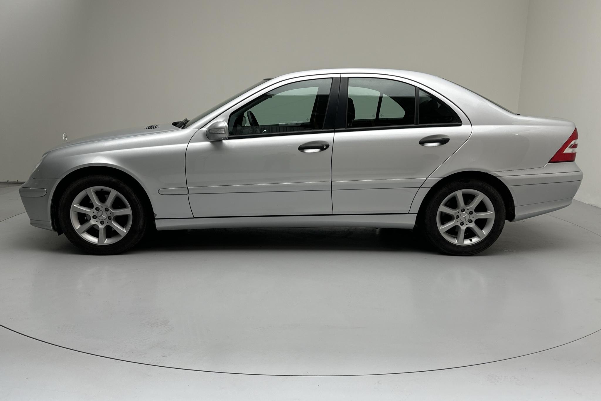 Mercedes C 180 Kompressor W203 (143hk) - 132 670 km - Automatic - silver - 2006