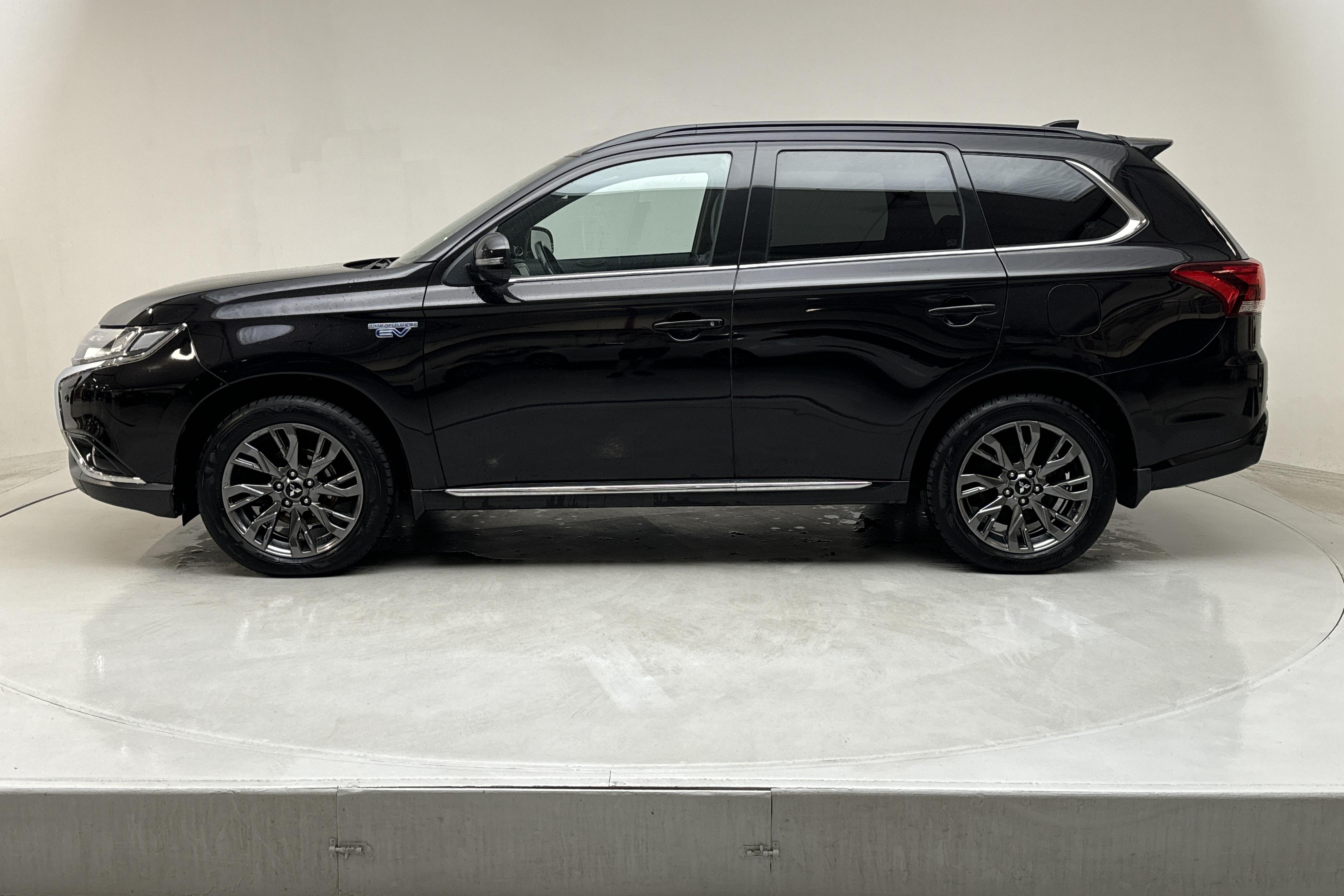 Mitsubishi Outlander 2.0 Plug-in Hybrid 4WD (121hk) - 16 618 mil - Automat - svart - 2018