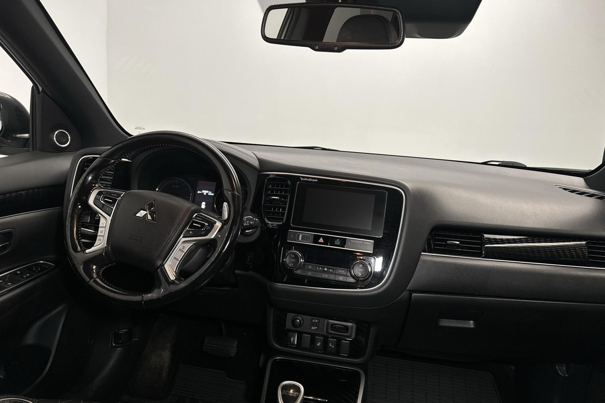 Mitsubishi Outlander 2.4 Plug-in Hybrid 4WD (136hk) - 154 130 km - Automatyczna - biały - 2019