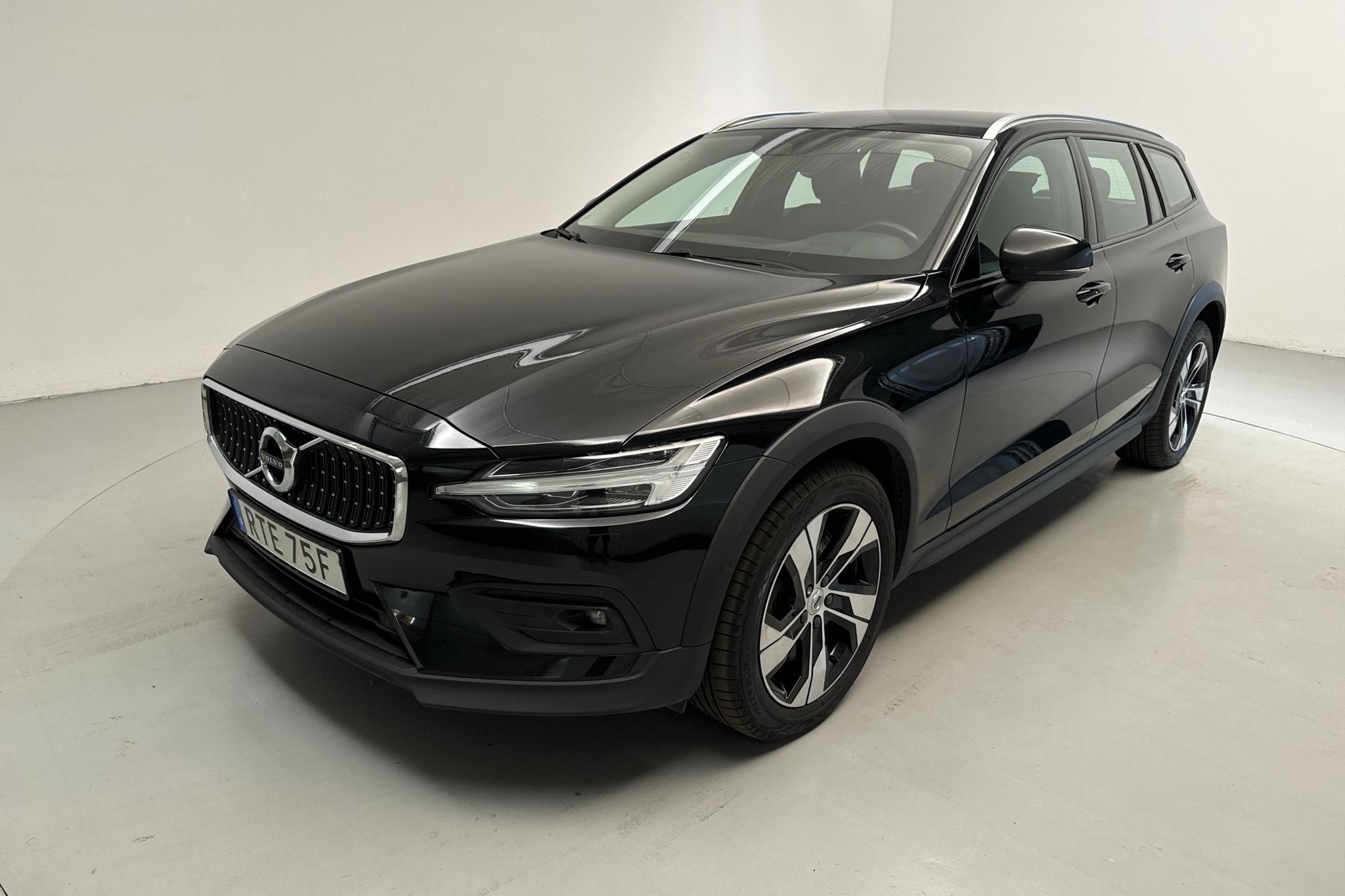 Volvo V60 B4 Cross Country AWD Mildhybrid, Diesel (197hk) - 11 907 mil - Automat - svart - 2021